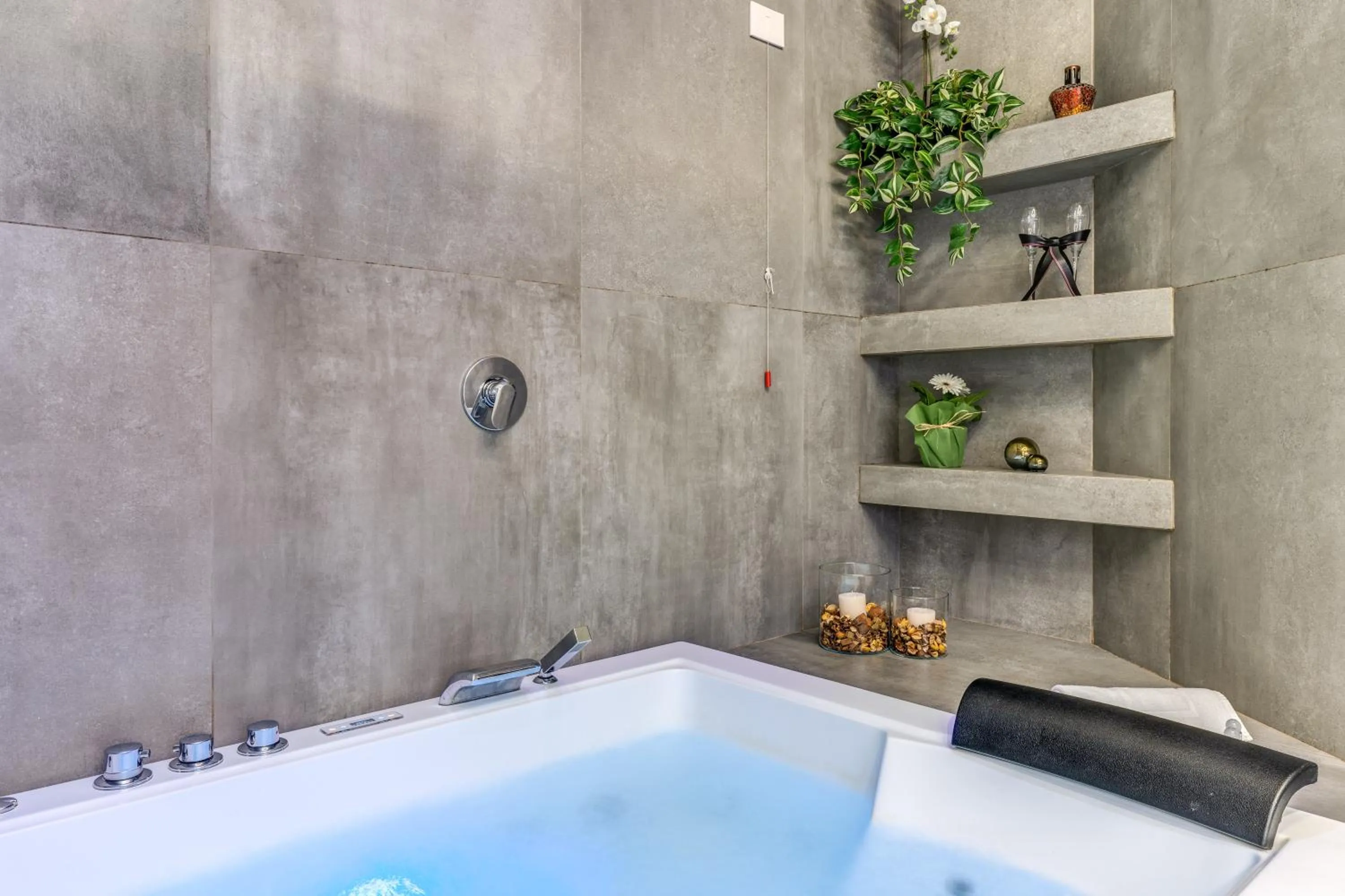 Hot Tub in Gallery Suite Naples