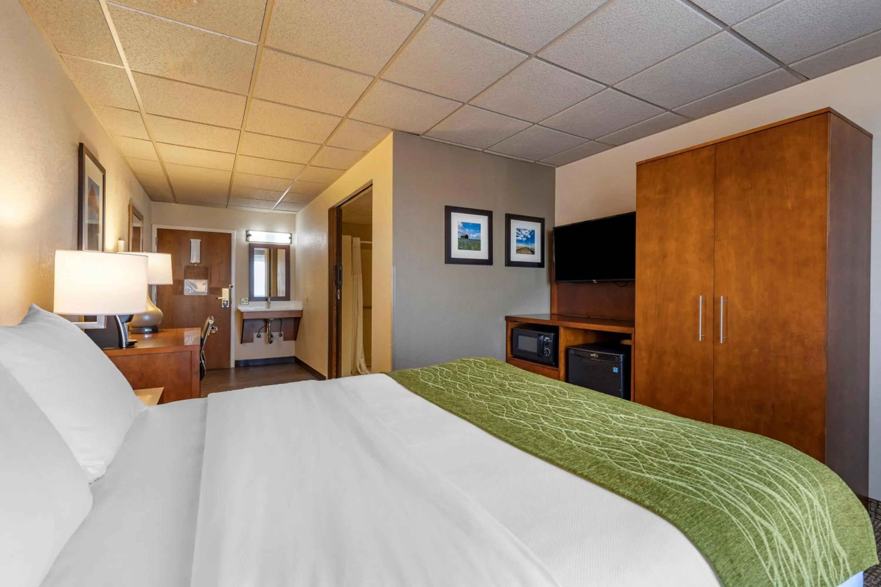 Bed in Comfort Inn & Suites Gateway to Glacier National Park