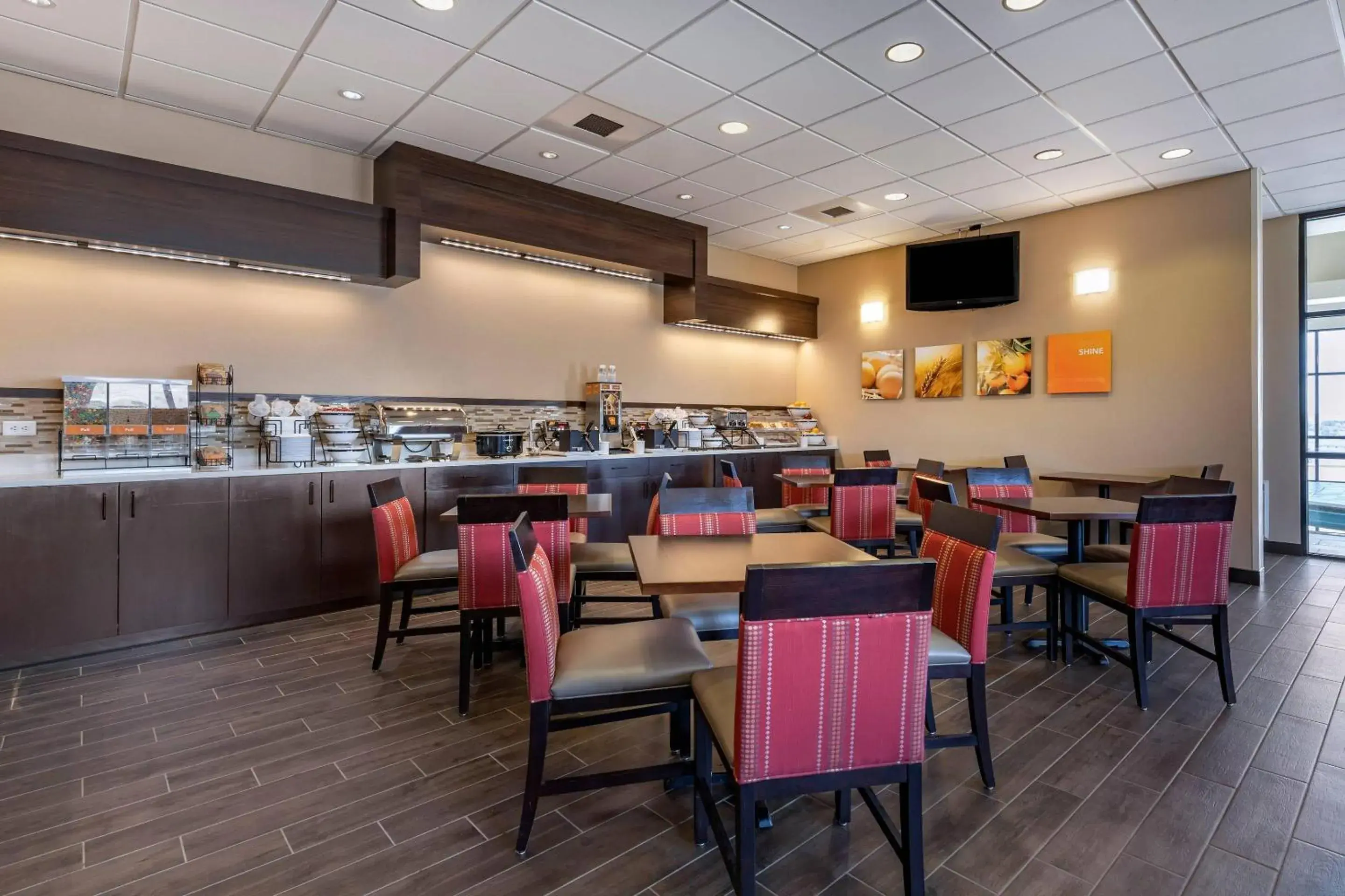 Breakfast in Comfort Inn & Suites Gateway to Glacier National Park Breakfast in Comfort Inn & Suites Gateway to Glacier National Park