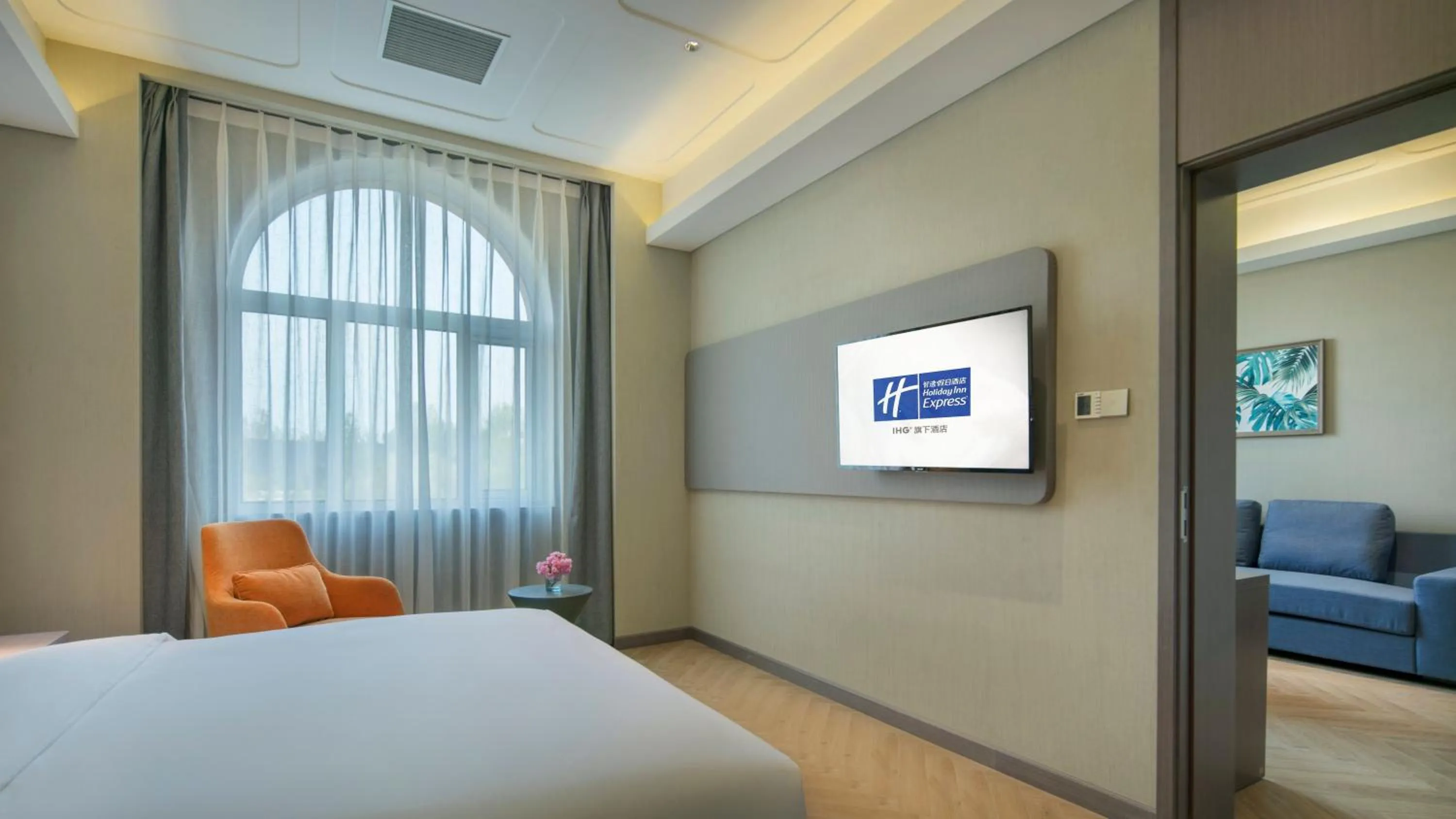 Bedroom in Holiday Inn Express Beijing Badaling by IHG