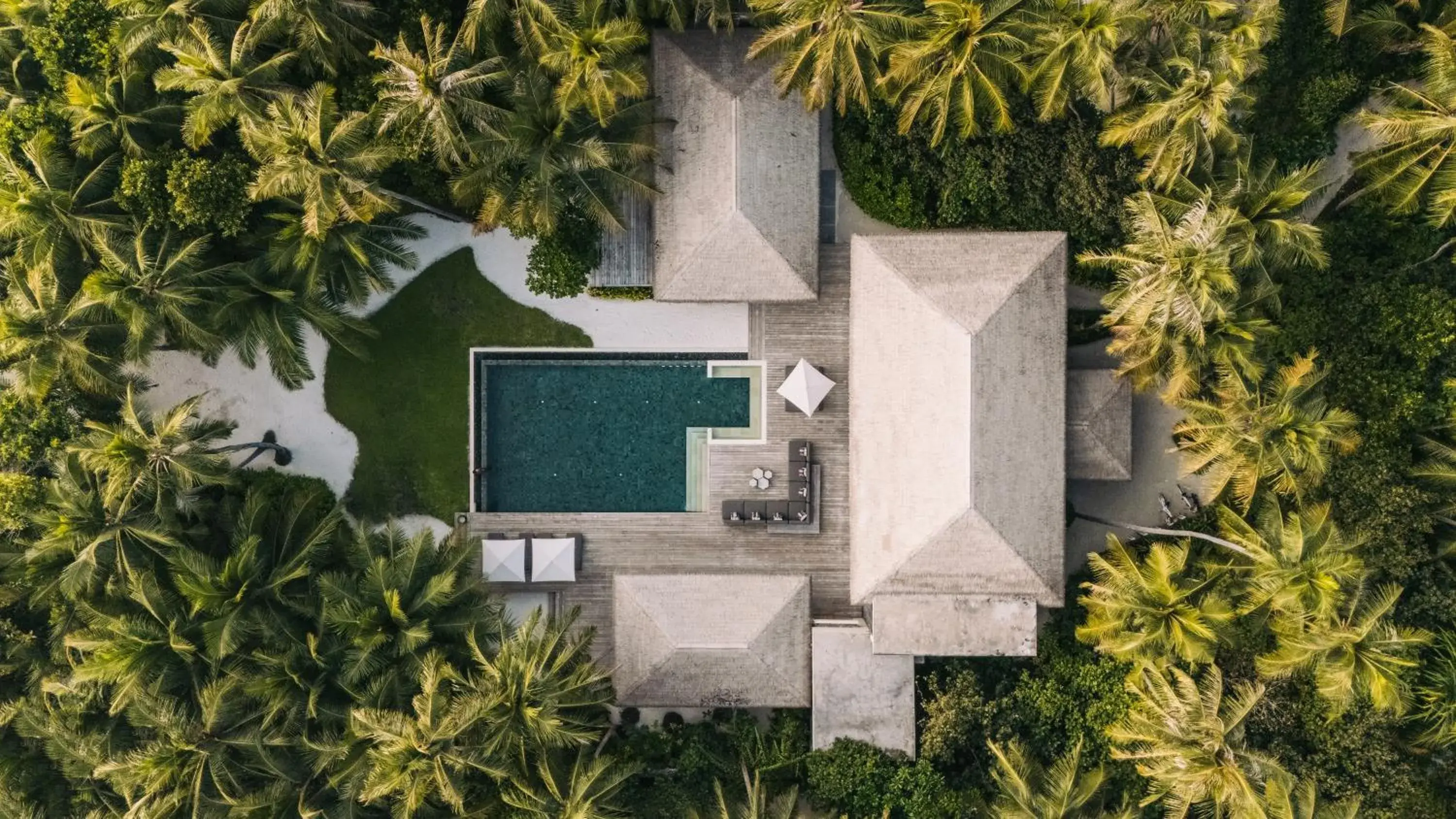 Property building in Intercontinental Maldives Maamunagau Resort with Club benefits by IHG Property building in Intercontinental Maldives Maamunagau Resort with Club benefits by IHG