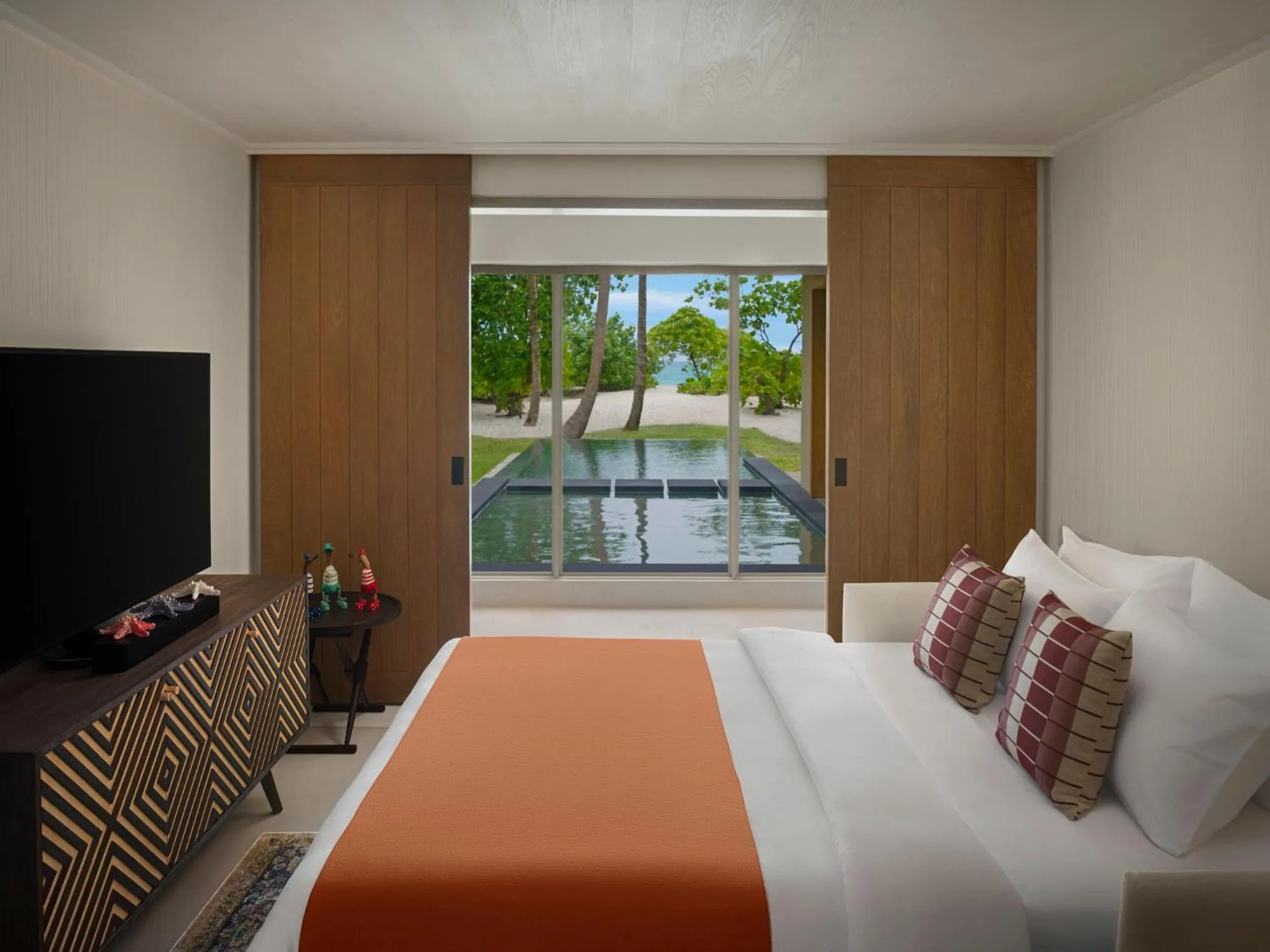 Photo of the whole room, Bed in Intercontinental Maldives Maamunagau Resort with Club benefits by IHG
