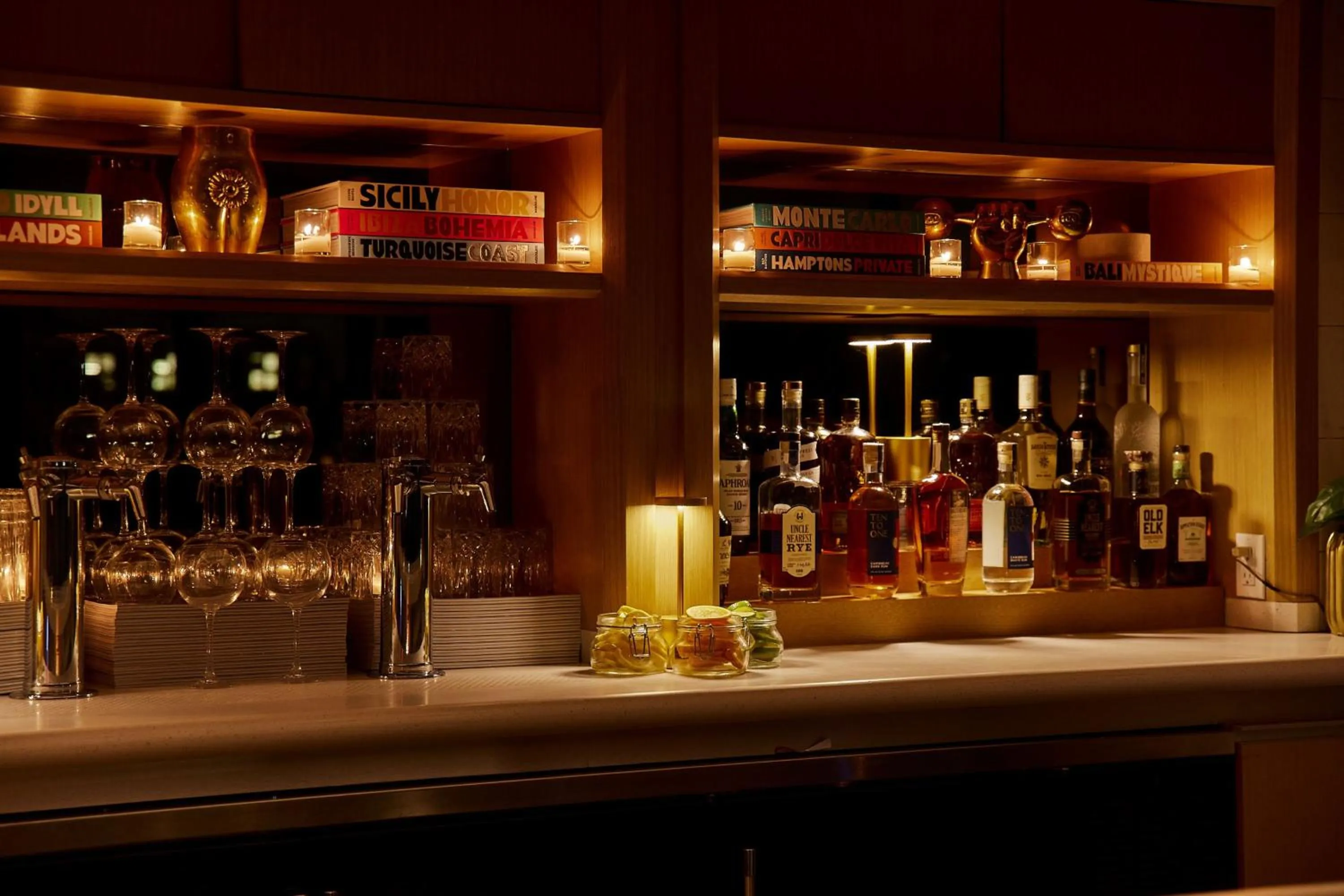 Lounge or bar in Hotel Indigo - Williamsburg - Brooklyn by IHG