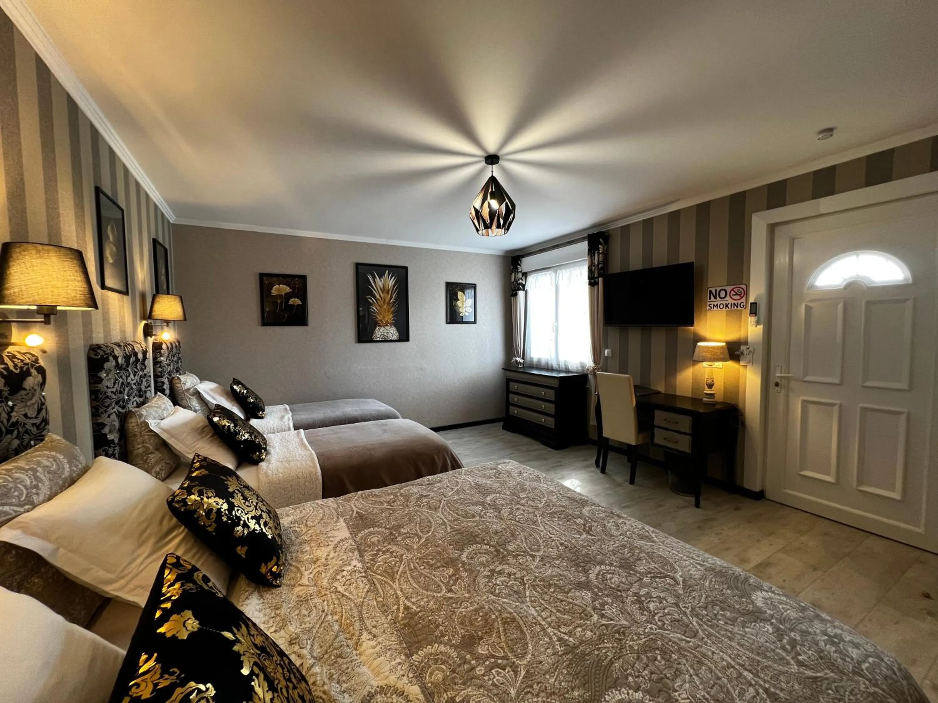 Photo of the whole room, Bed in Domaine de Roullet