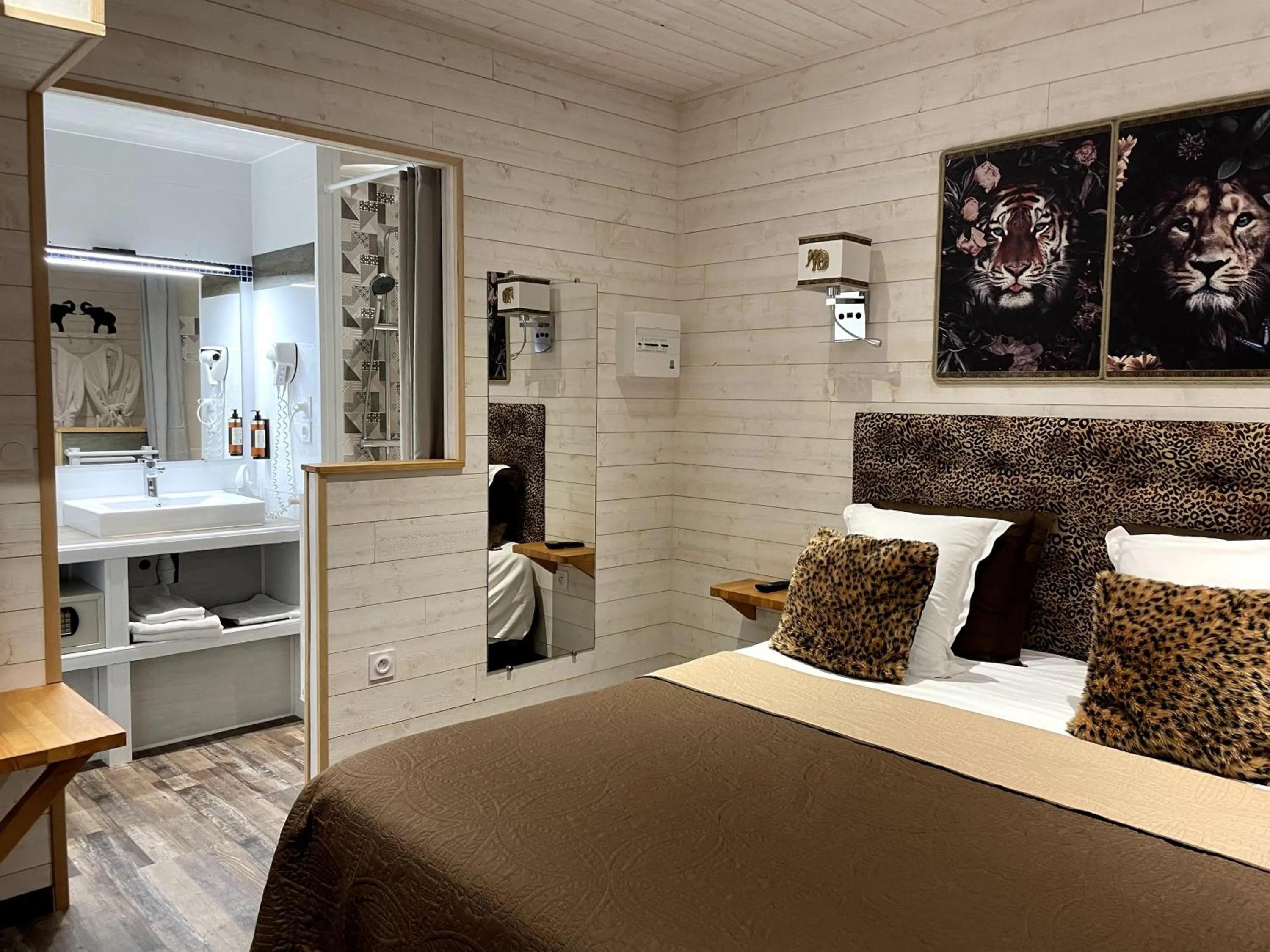 Photo of the whole room, Bed in Domaine de Roullet