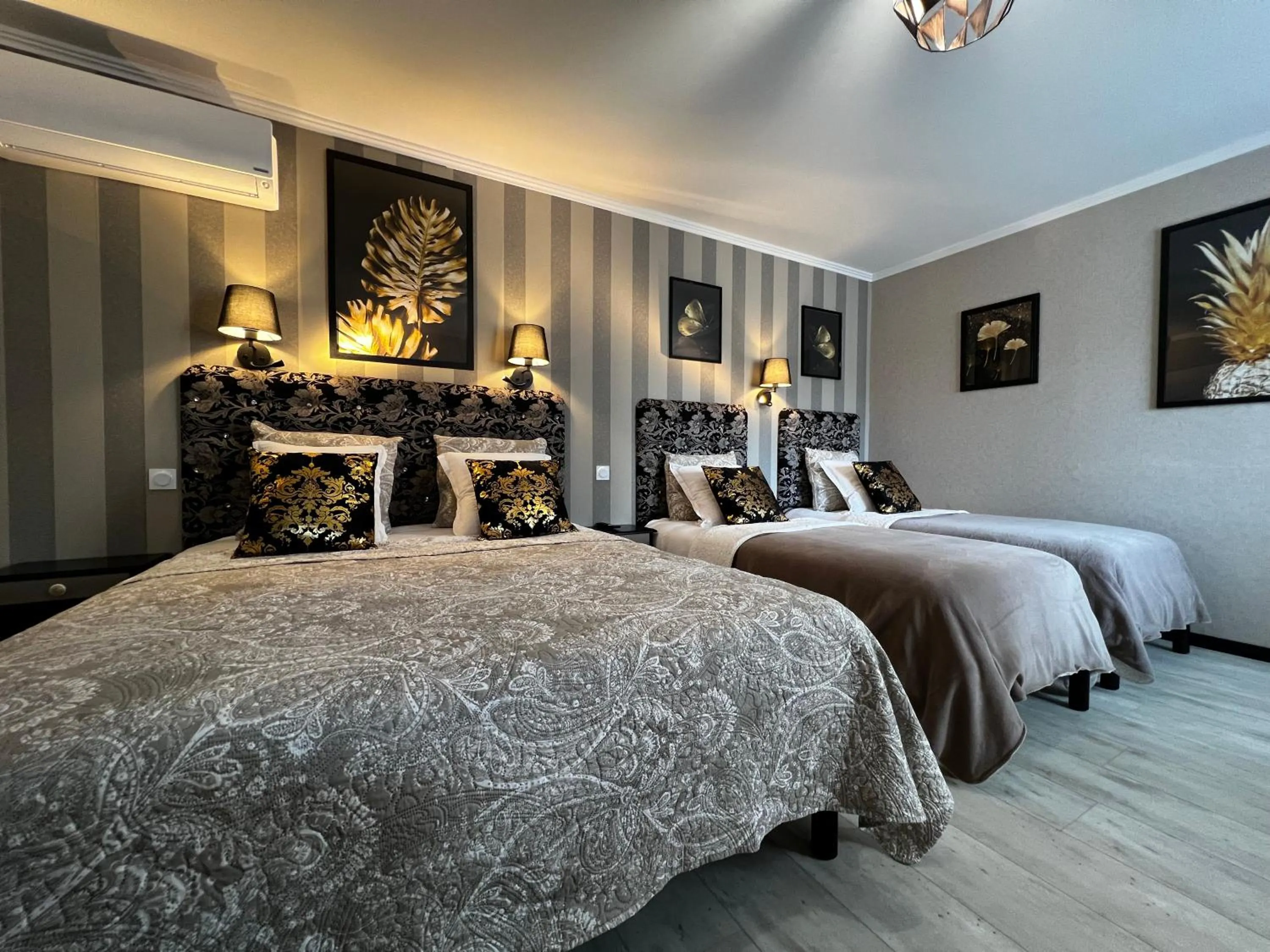 Photo of the whole room, Bed in Domaine de Roullet