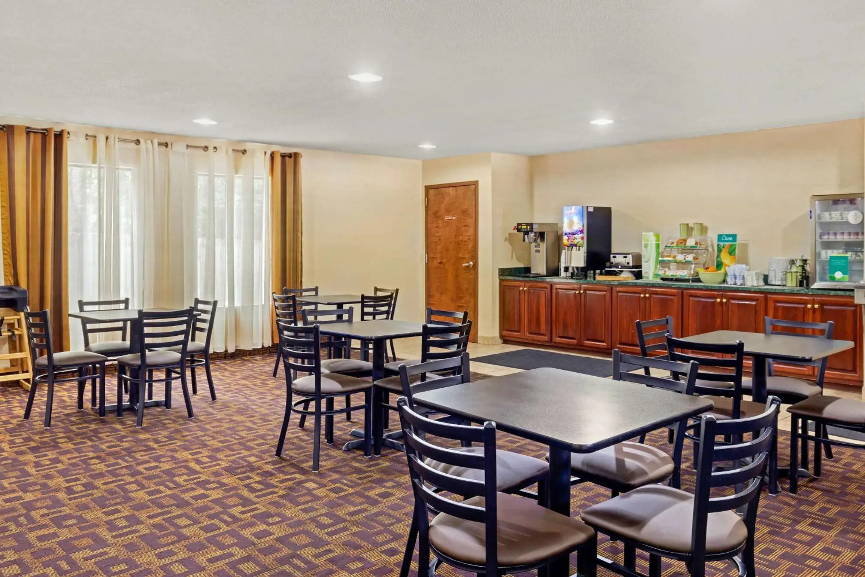 Breakfast in Quality Inn High Point - Archdale Breakfast in Quality Inn High Point - Archdale