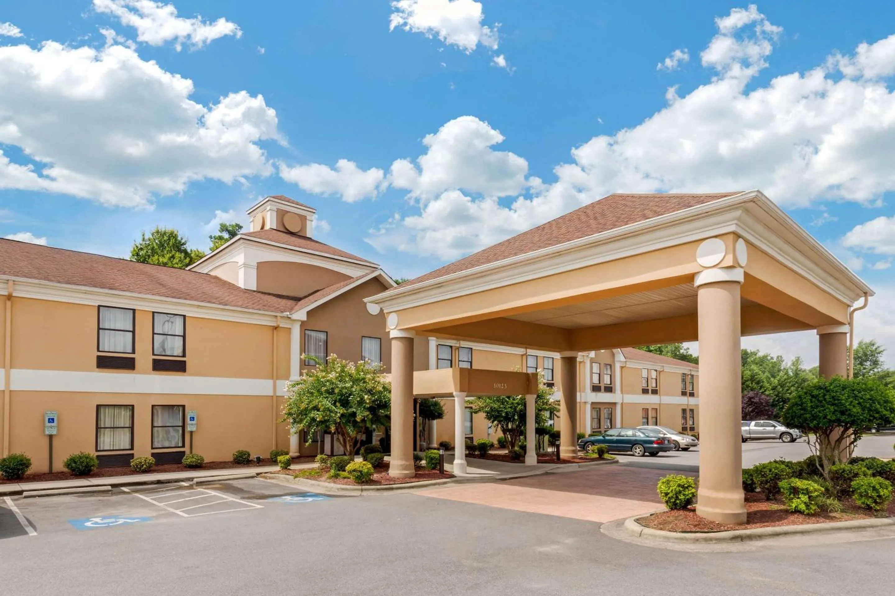 Property building in Quality Inn High Point - Archdale