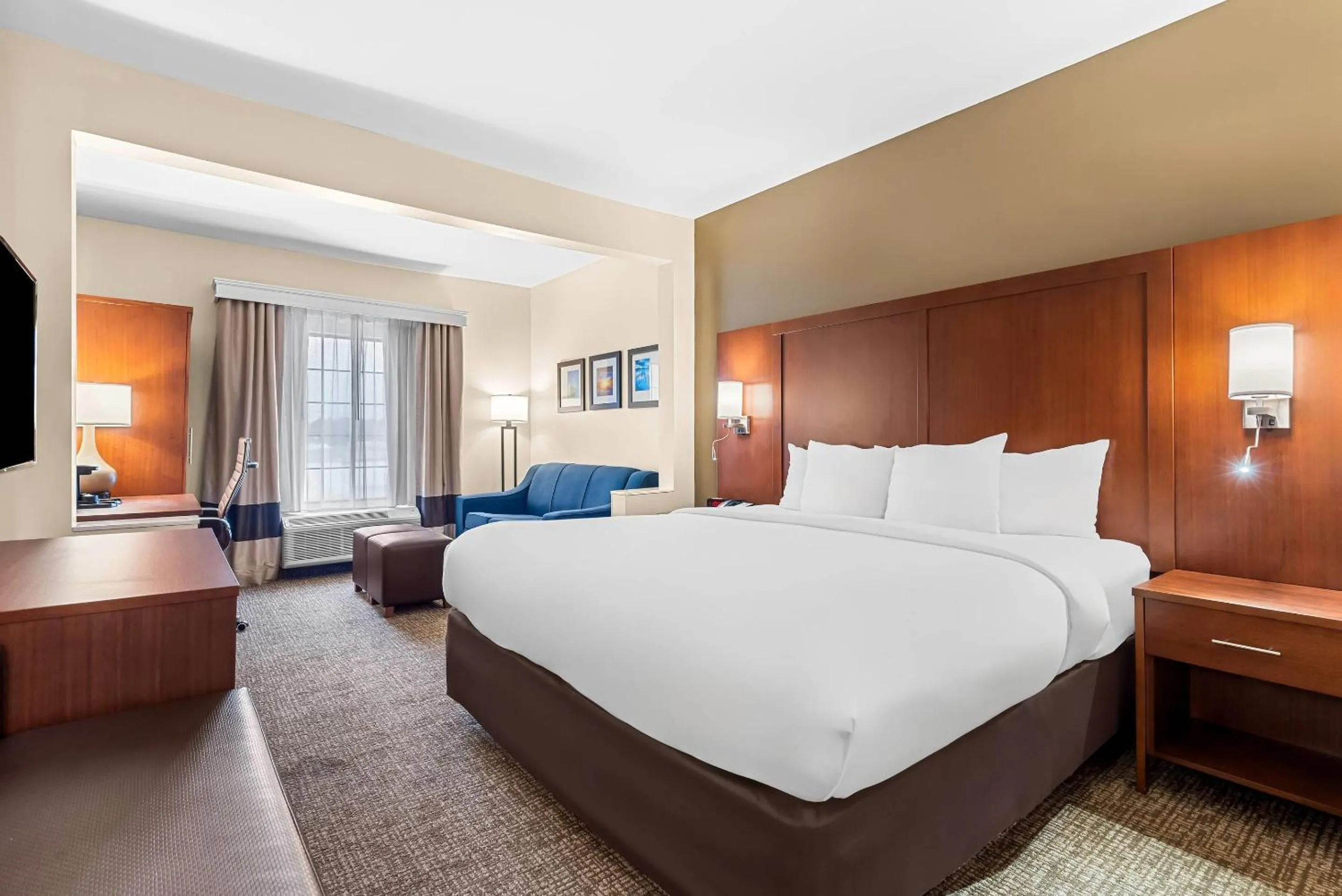 Seating area, Bed in Comfort Suites near Camp Lejeune