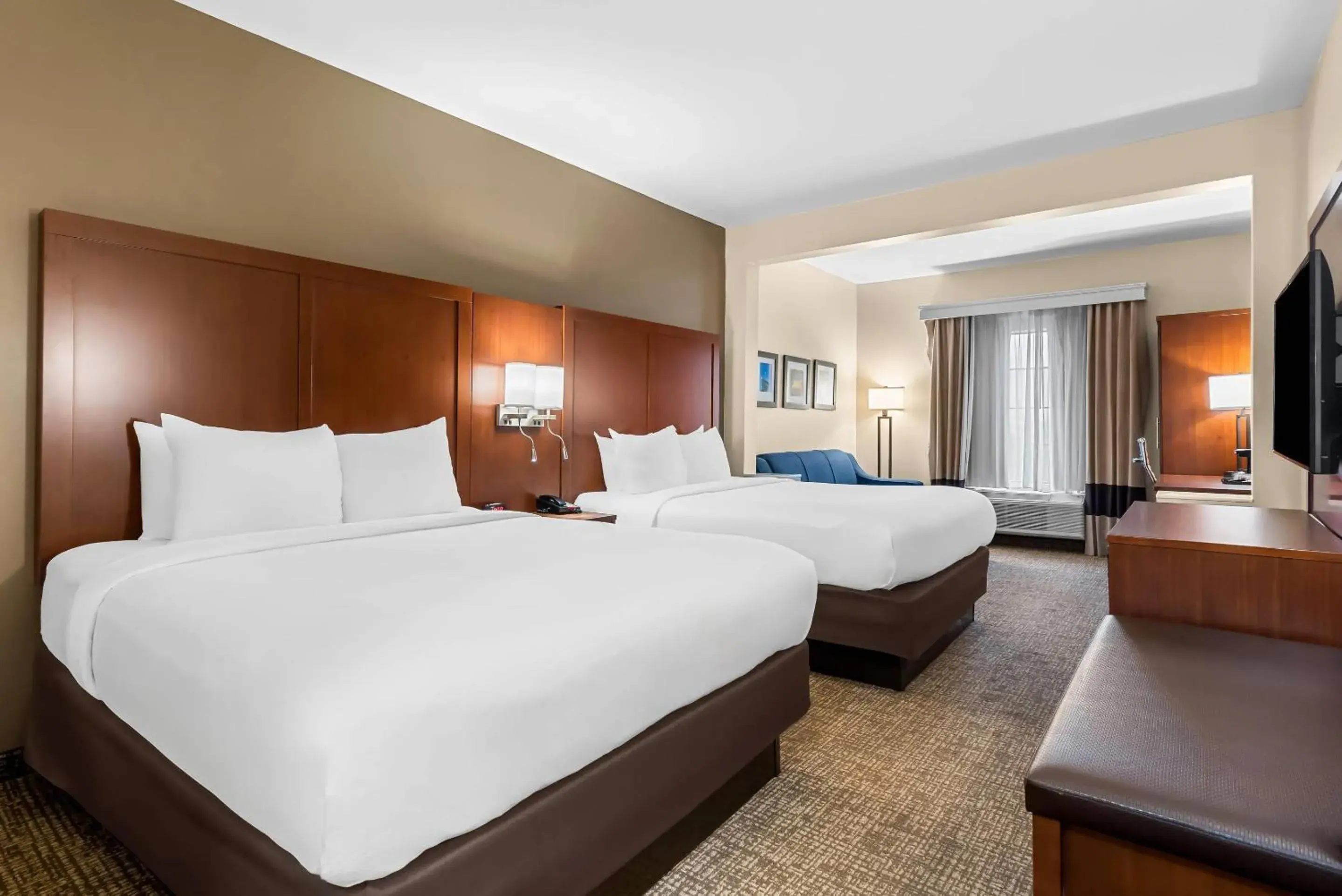 Seating area, Bed in Comfort Suites near Camp Lejeune Seating area, Bed in Comfort Suites near Camp Lejeune