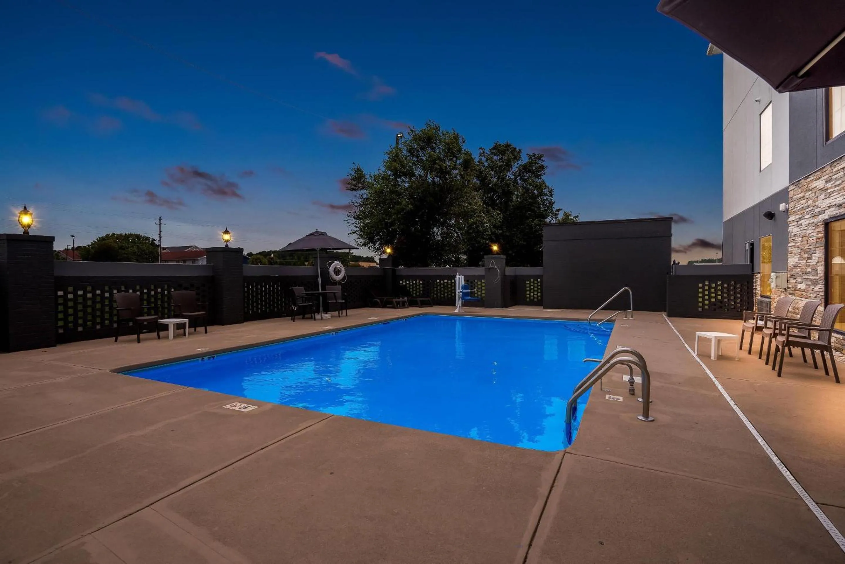 Swimming pool in Comfort Suites near Camp Lejeune