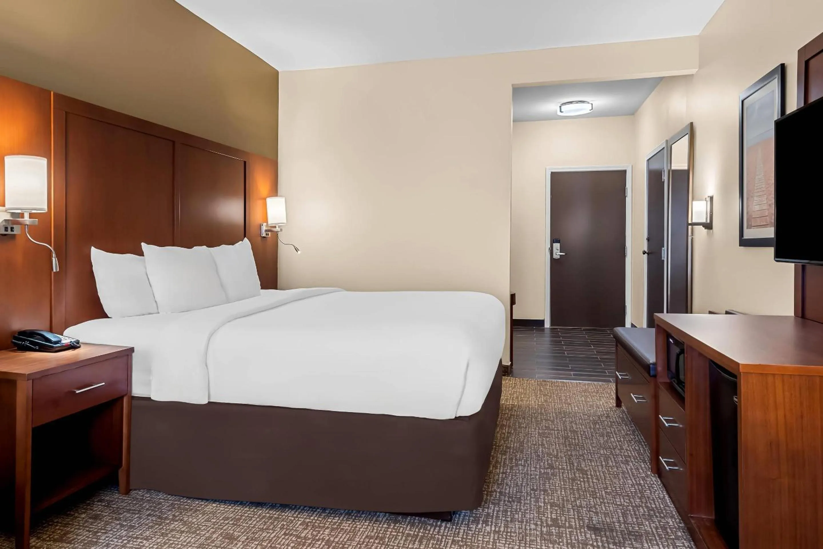 Bedroom, Bed in Comfort Suites near Camp Lejeune