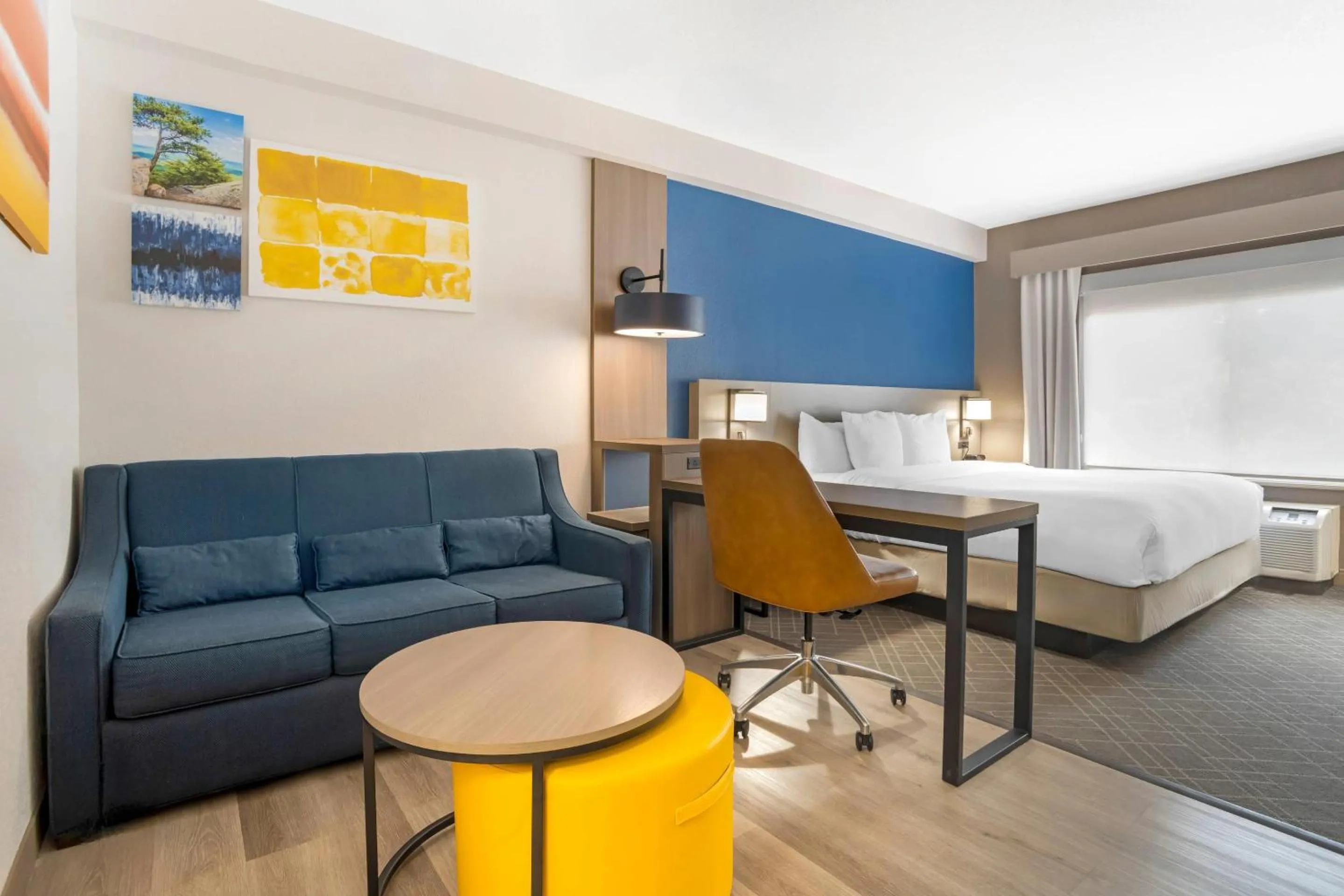 Bedroom, Bed in Comfort Suites Gastonia - Charlotte