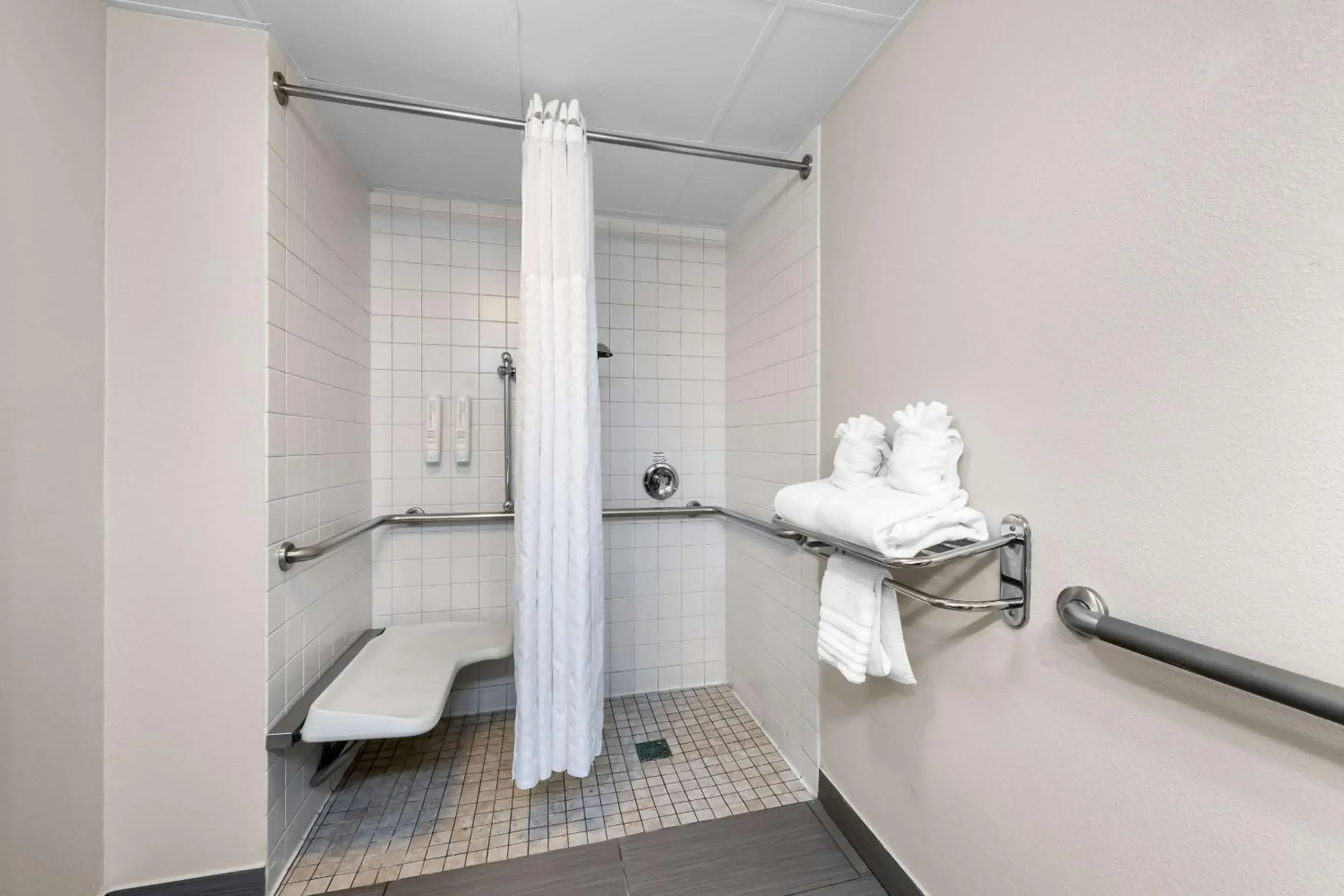 Bedroom in Comfort Inn Apex - Holly Springs Bedroom in Comfort Inn Apex - Holly Springs