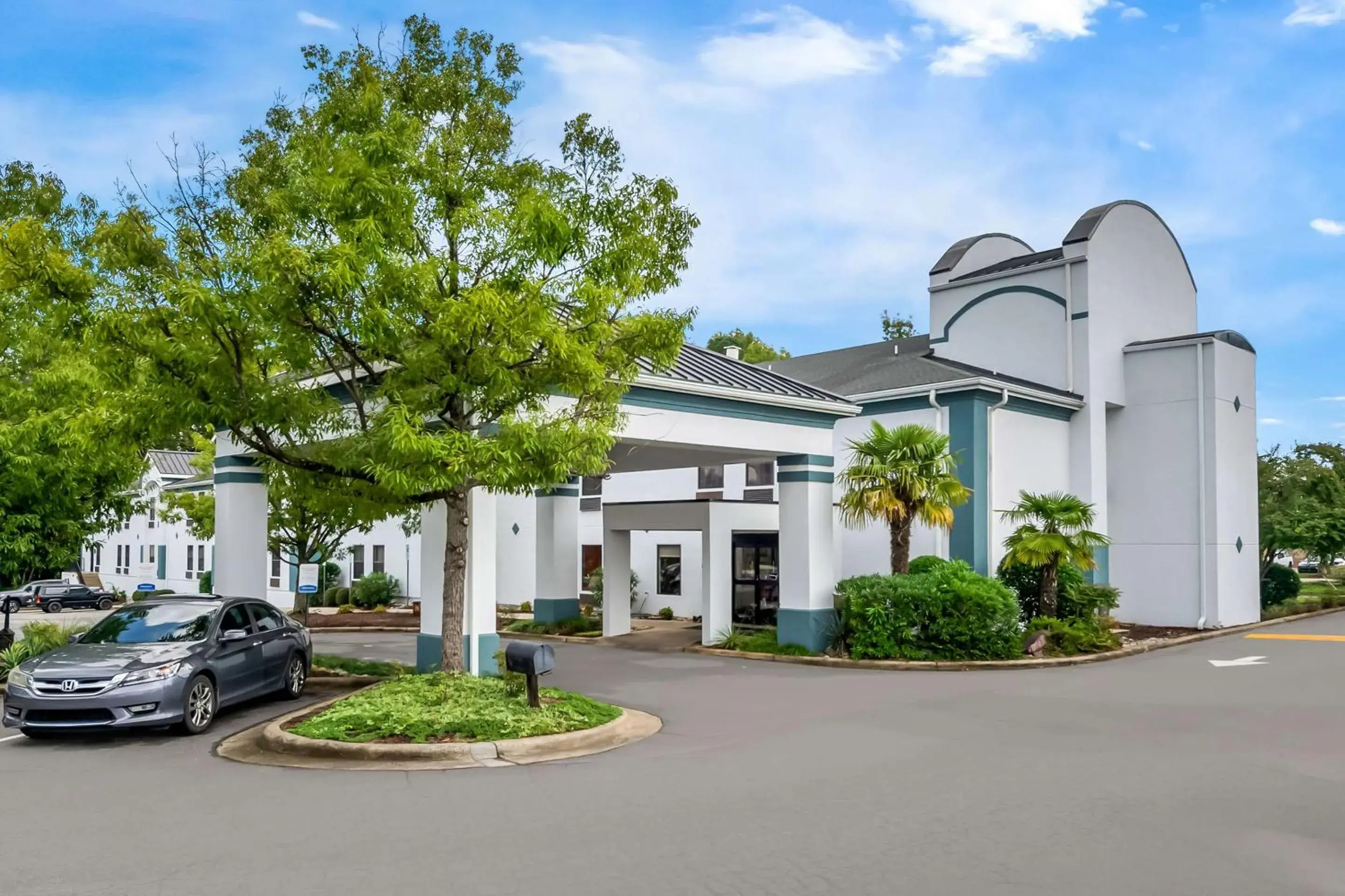 Property building in Comfort Inn Apex - Holly Springs Property building in Comfort Inn Apex - Holly Springs