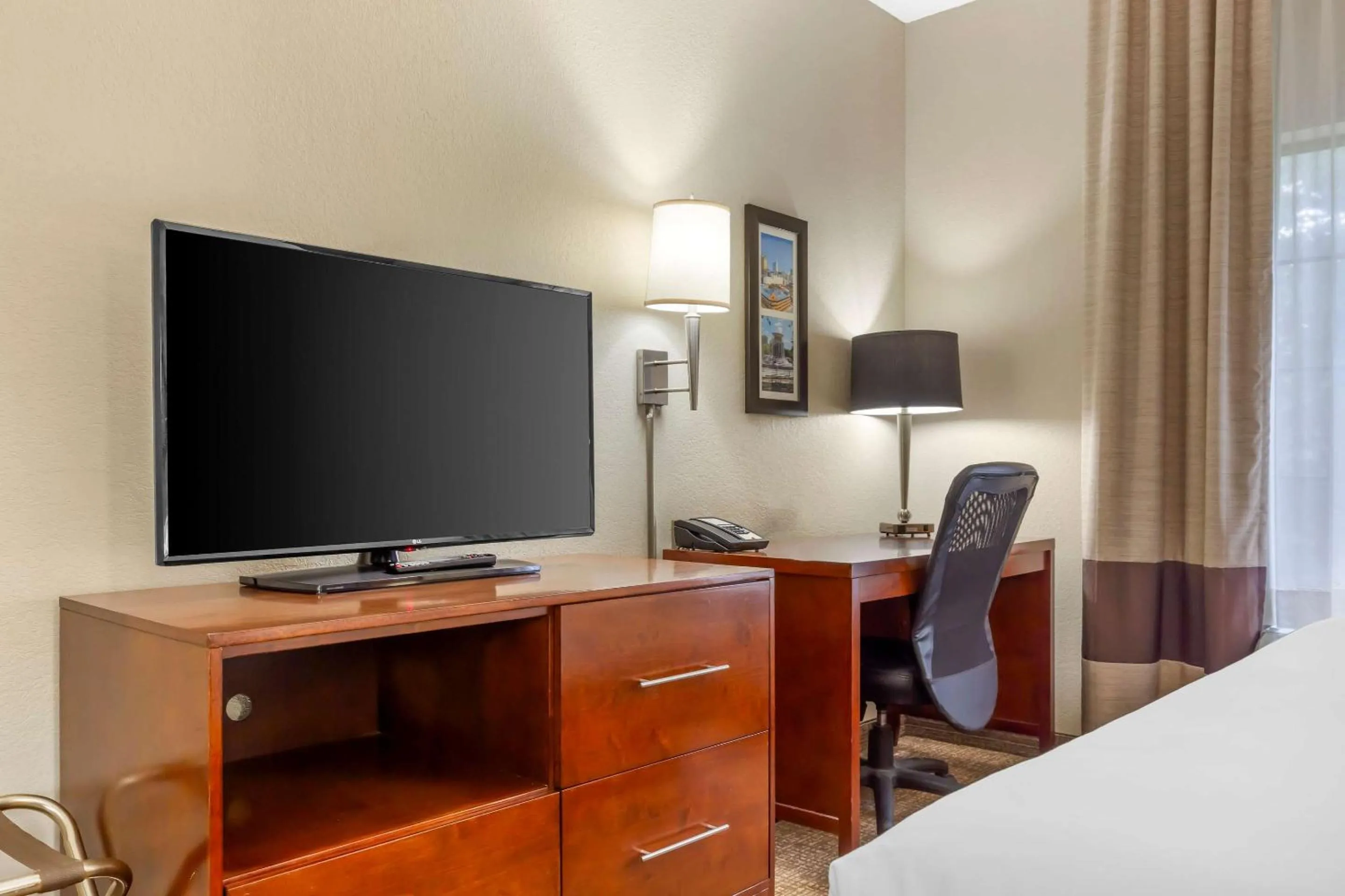 Bedroom, Bed in Comfort Suites Regency Park