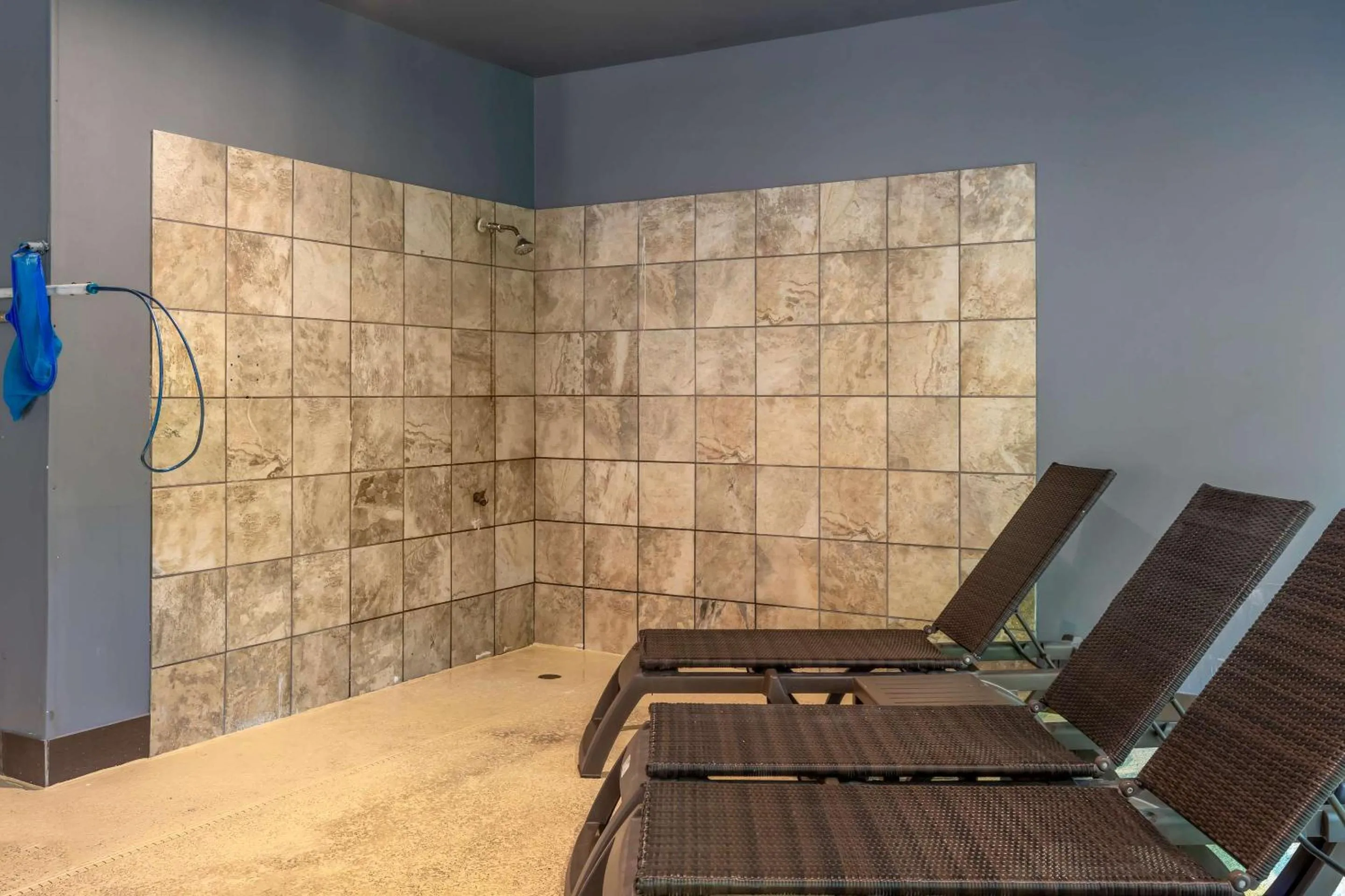 Swimming pool in Comfort Suites Regency Park