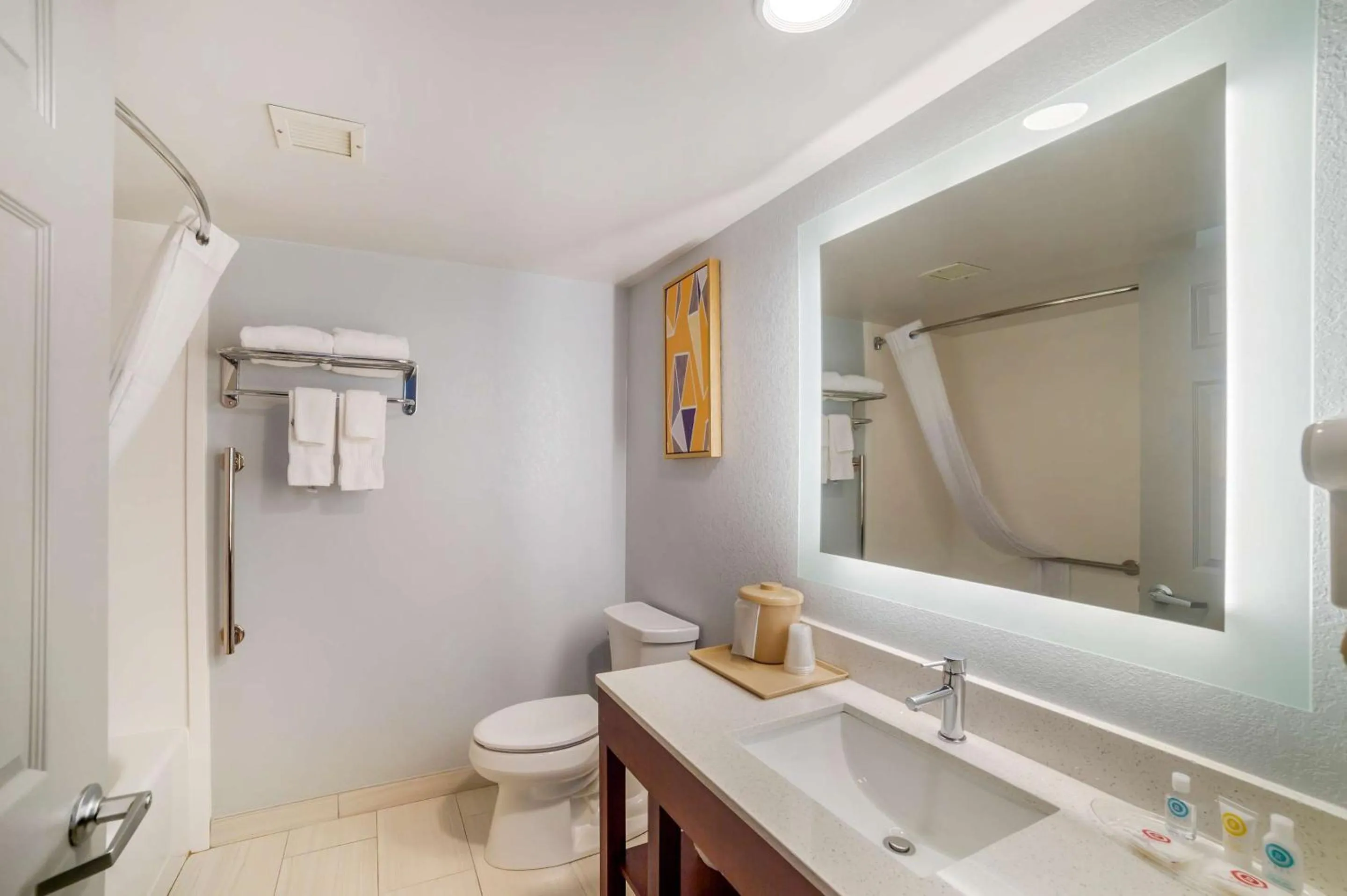 Bedroom in Comfort Inn Asheville Airport