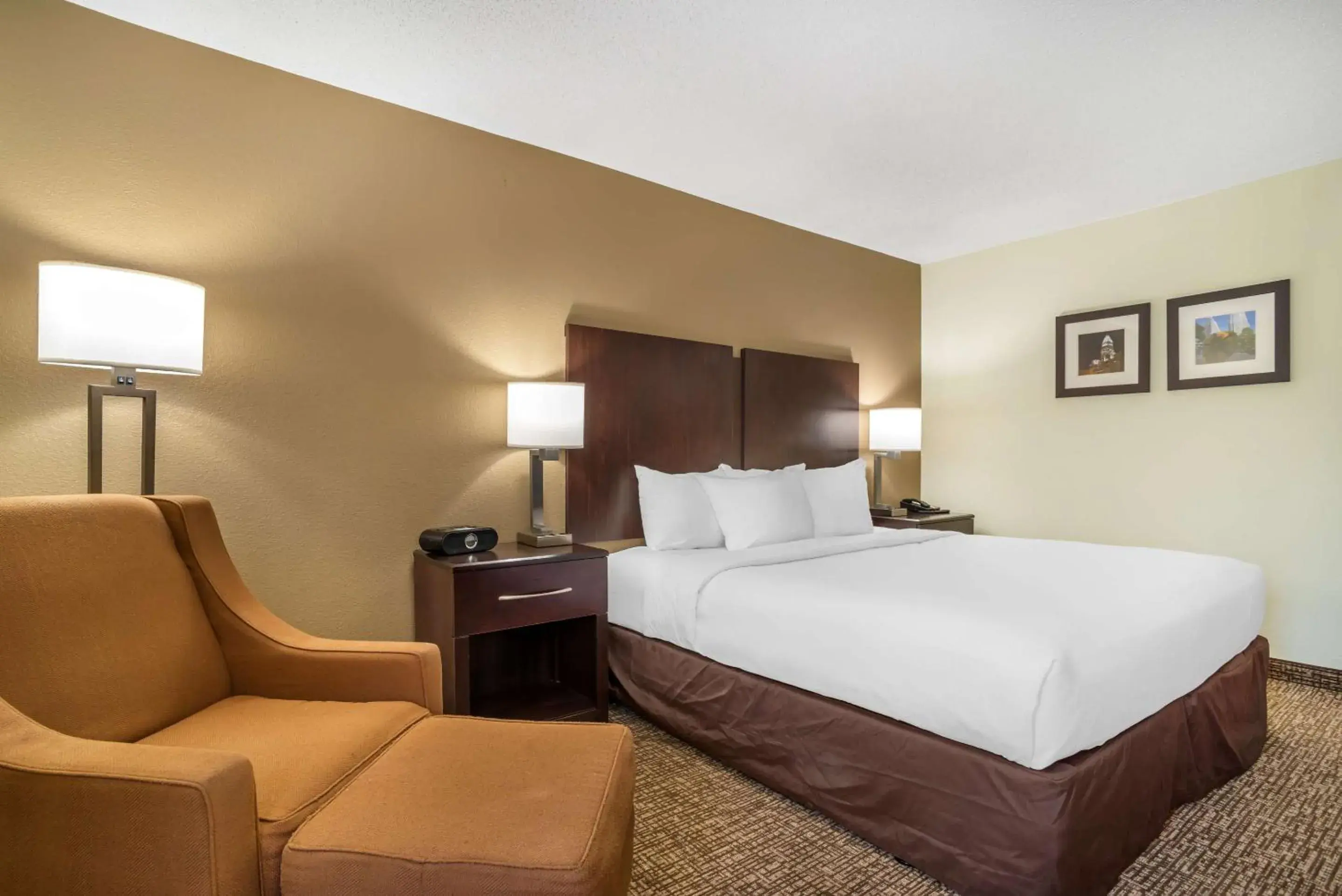 Bedroom, Bed in Comfort Inn & Suites Lake Norman Bedroom, Bed in Comfort Inn & Suites Lake Norman