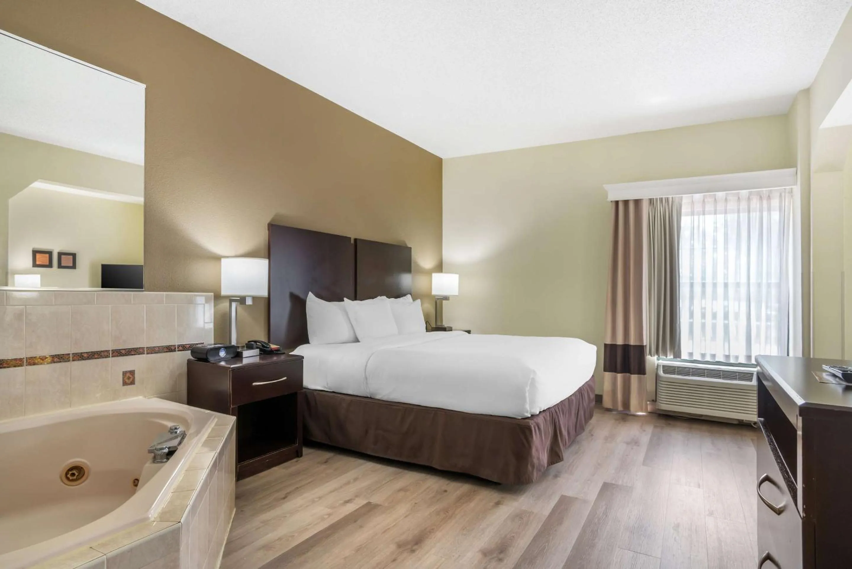 Bedroom, Bed in Comfort Inn & Suites Lake Norman