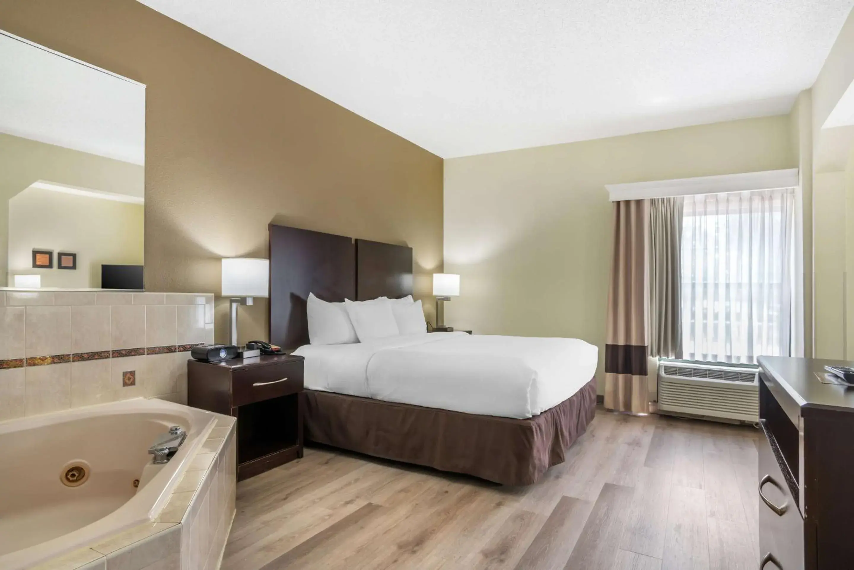 Bedroom, Bed in Comfort Inn & Suites Lake Norman Bedroom, Bed in Comfort Inn & Suites Lake Norman