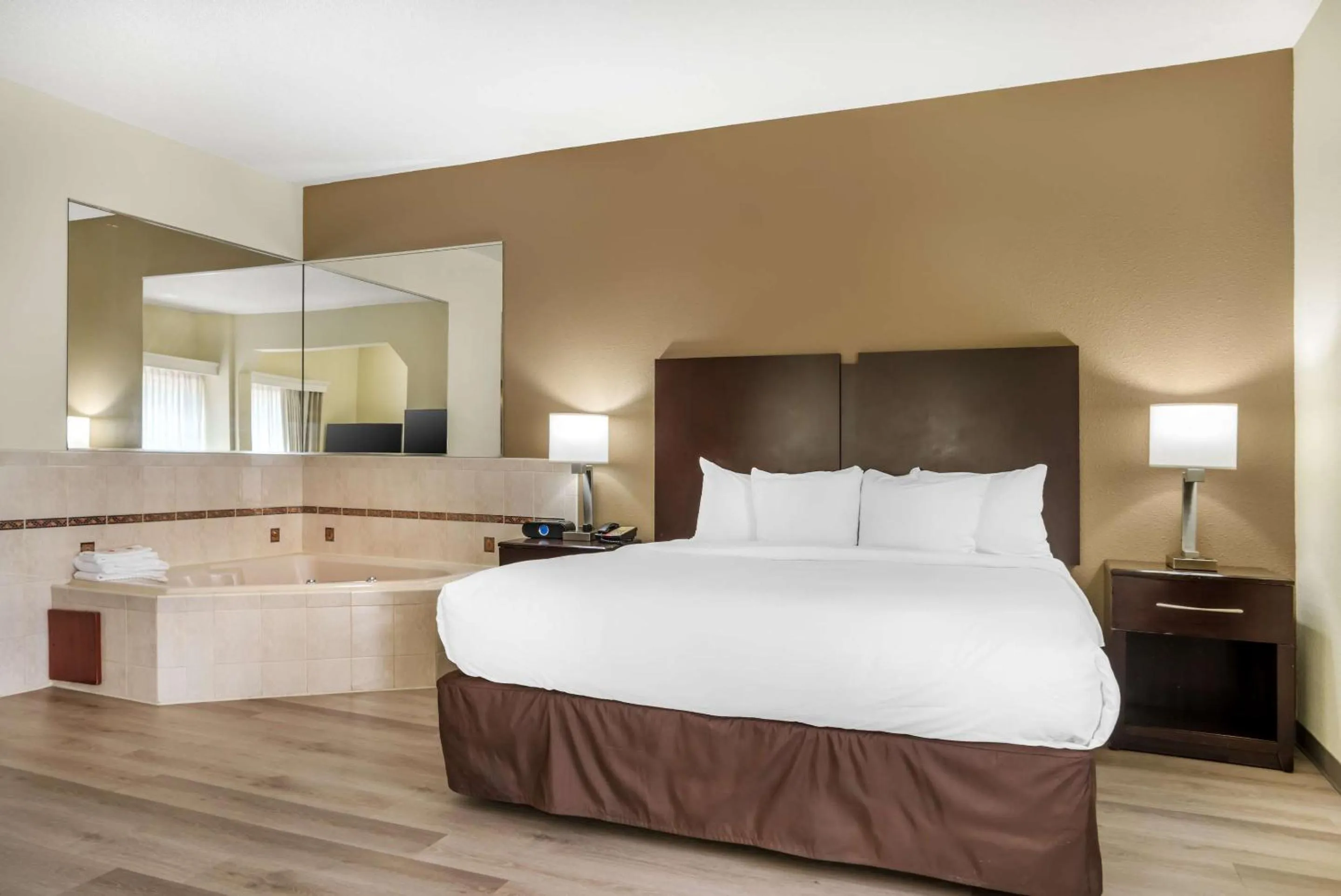 Bedroom, Bed in Comfort Inn & Suites Lake Norman