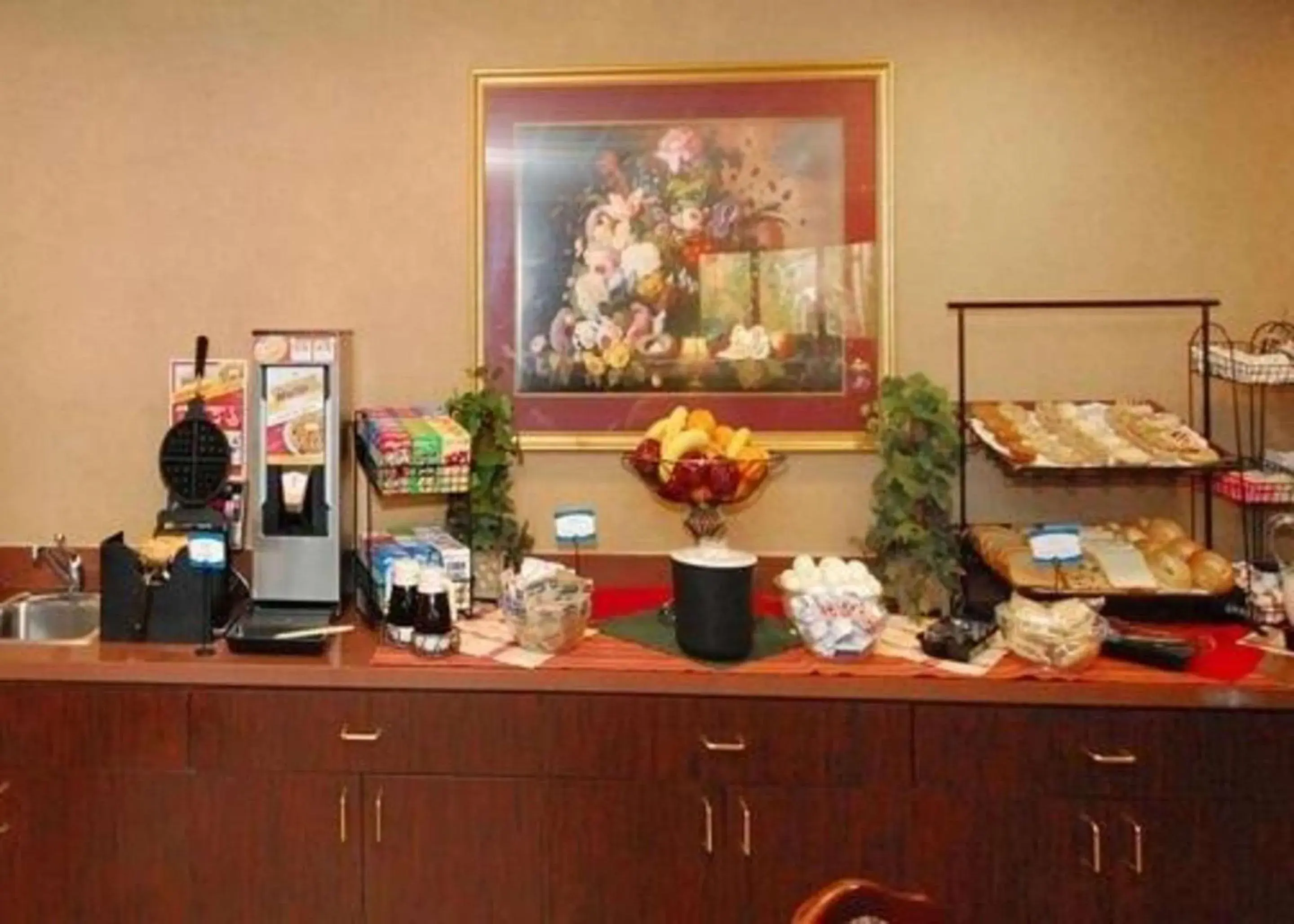 Breakfast in Quality Inn & Suites Tarboro - Kingsboro Breakfast in Quality Inn & Suites Tarboro - Kingsboro