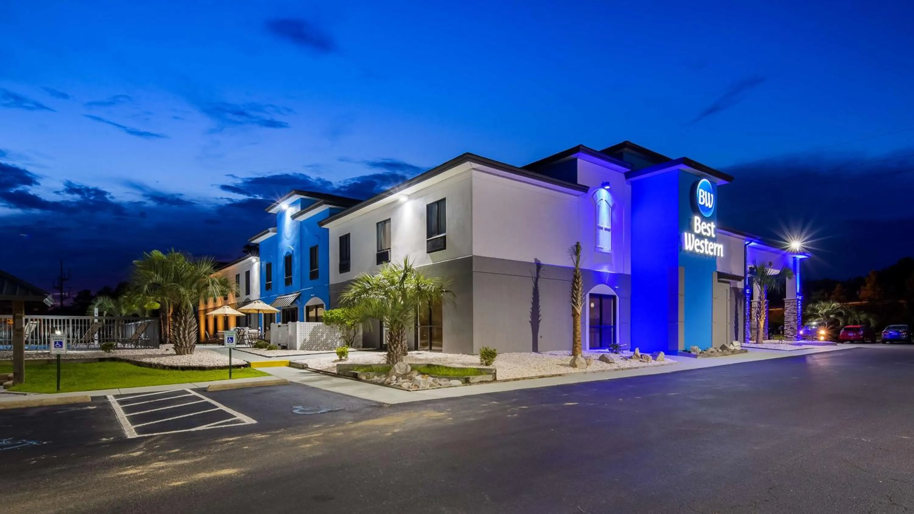 Property building in Best Western Shallotte / Ocean Isle Beach Hotel