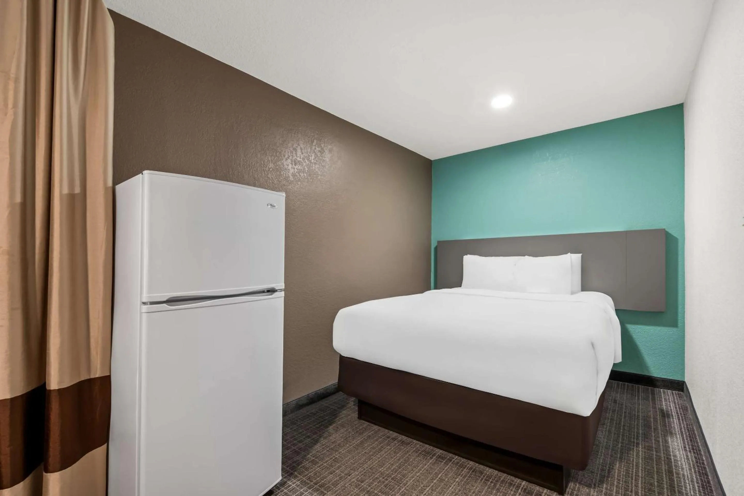 Bedroom, Bed in Comfort Inn near Great Smoky Mountain National Park