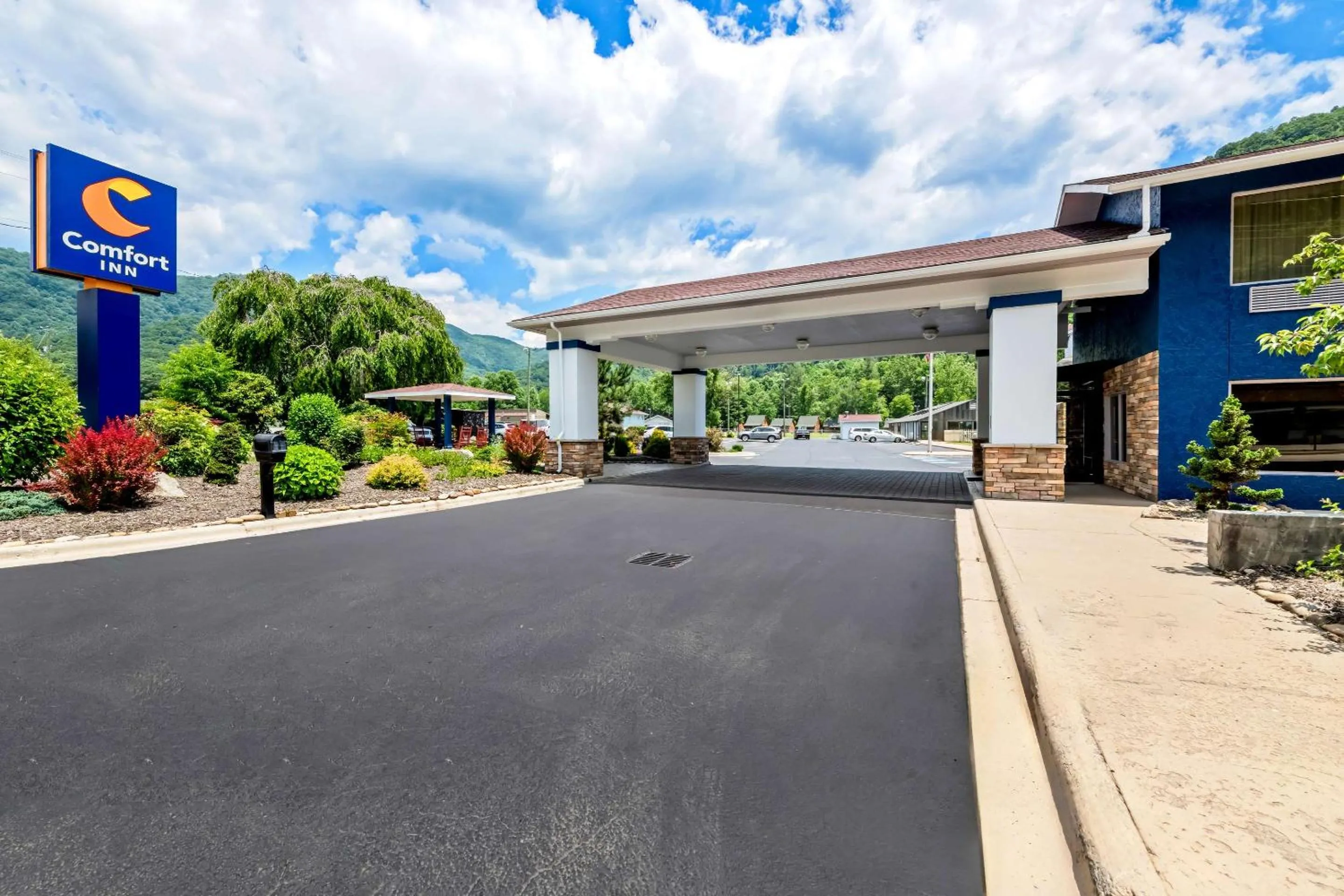 Property building in Comfort Inn near Great Smoky Mountain National Park