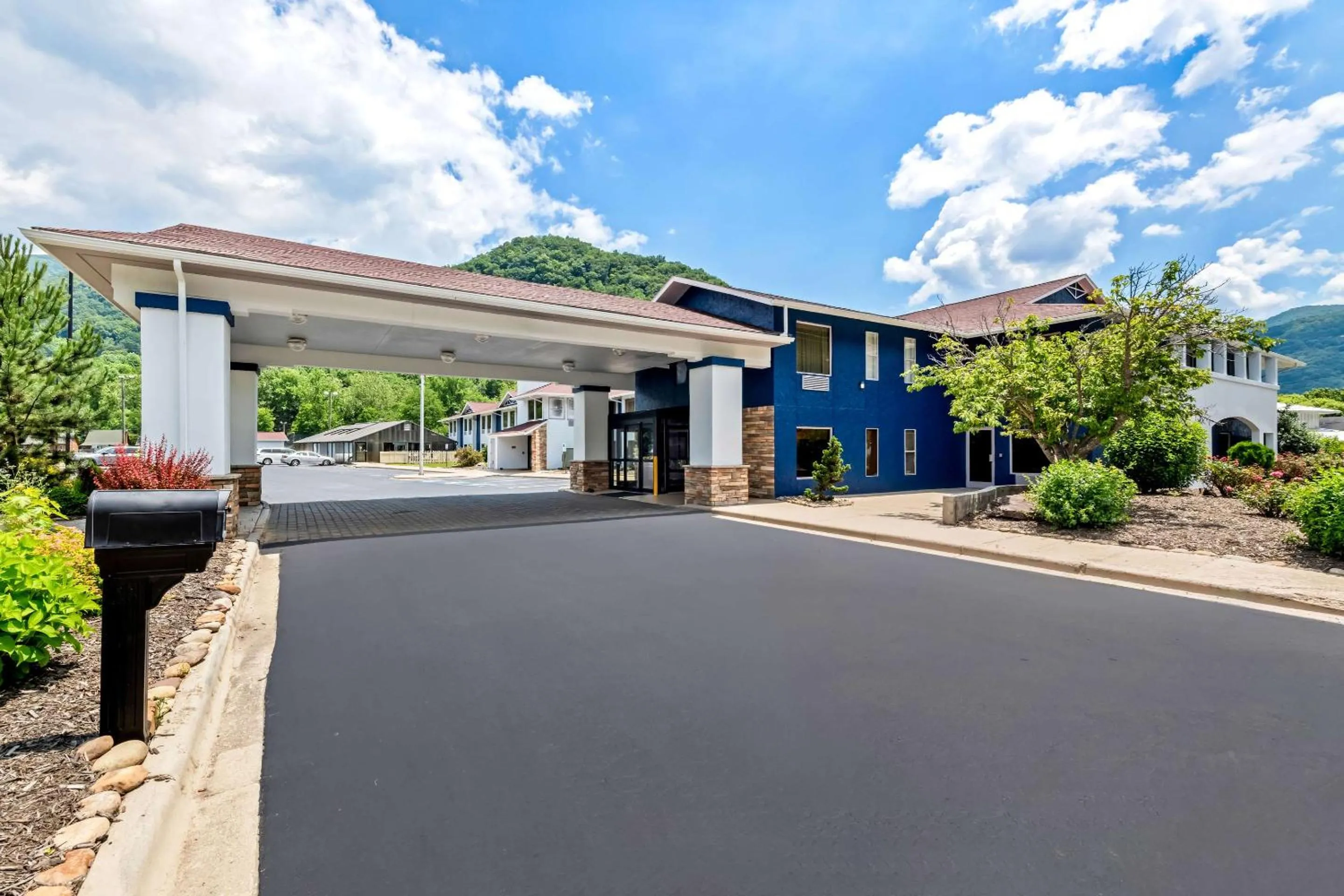 Property building in Comfort Inn near Great Smoky Mountain National Park