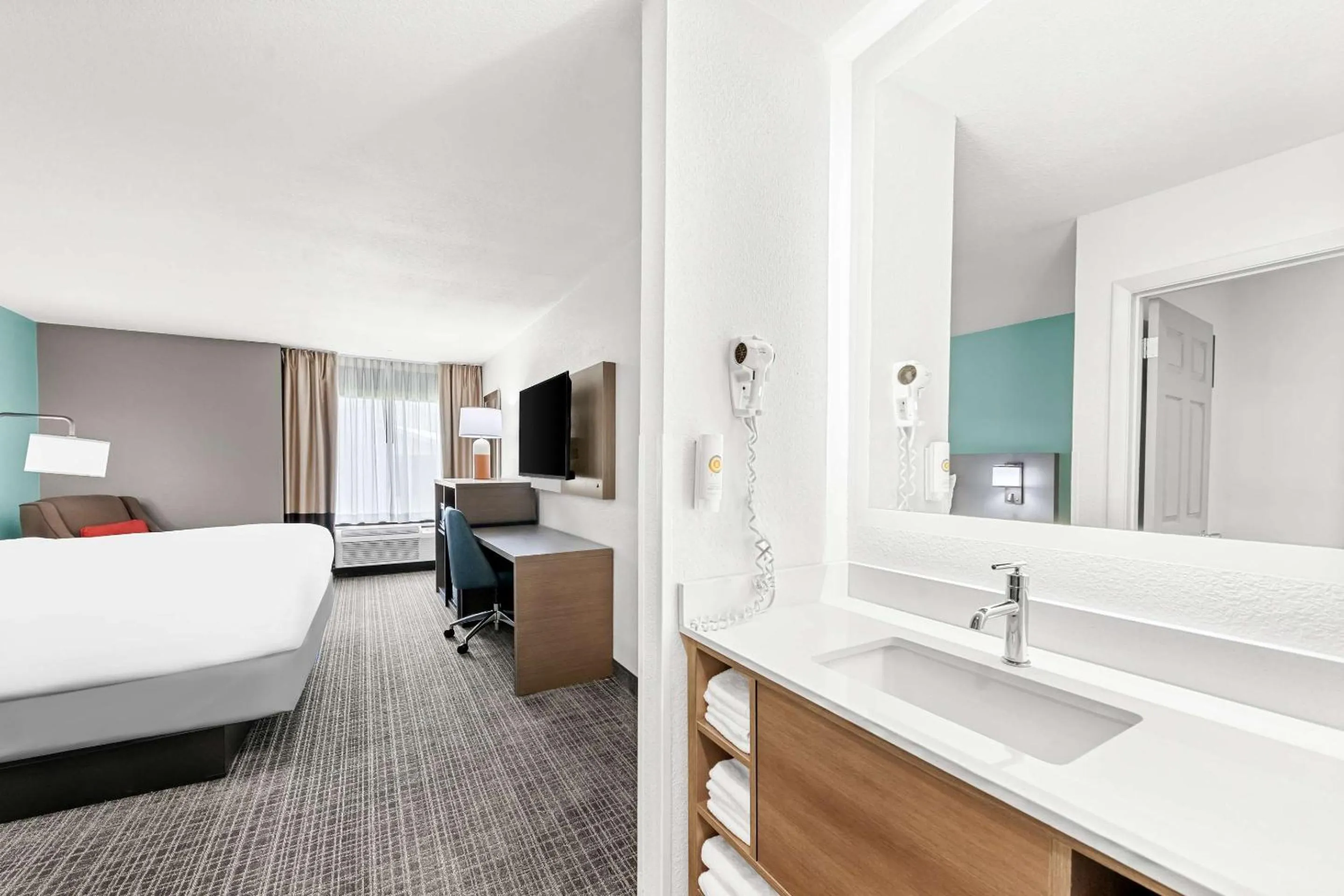 Bedroom, Bed in Comfort Inn near Great Smoky Mountain National Park