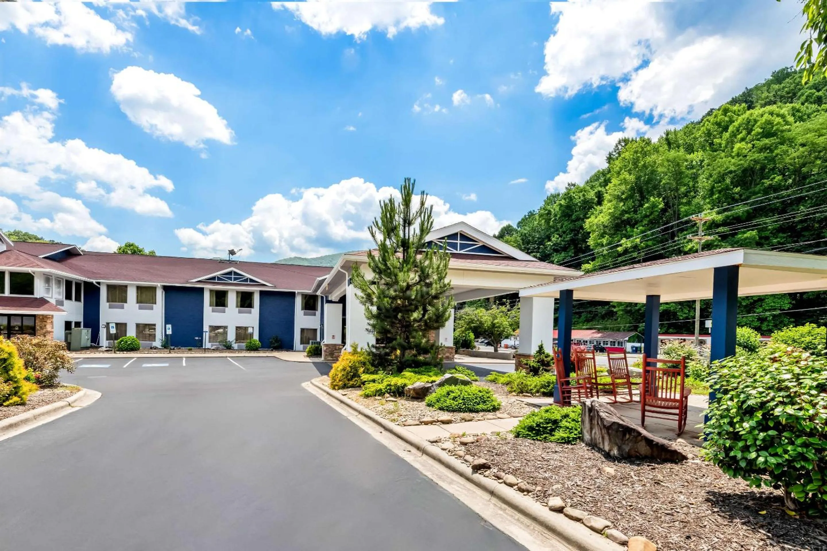 Property building in Comfort Inn near Great Smoky Mountain National Park