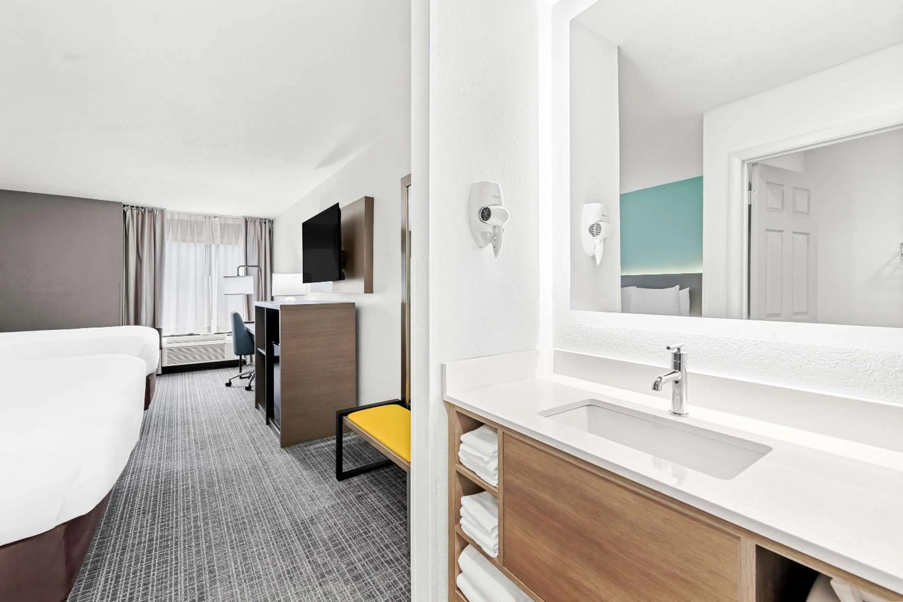 Bedroom, Bed in Comfort Inn near Great Smoky Mountain National Park