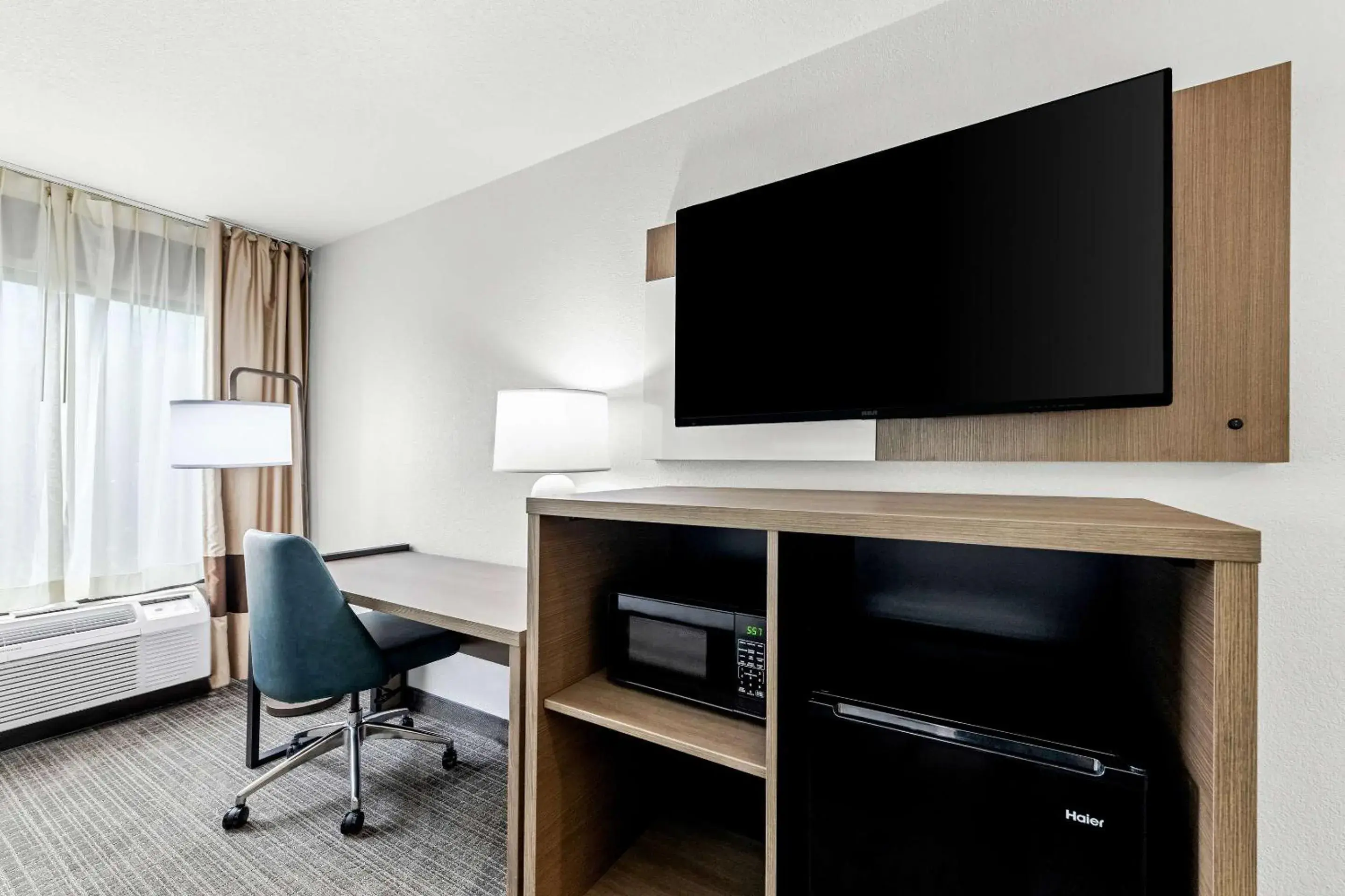 Bedroom in Comfort Inn near Great Smoky Mountain National Park Bedroom in Comfort Inn near Great Smoky Mountain National Park