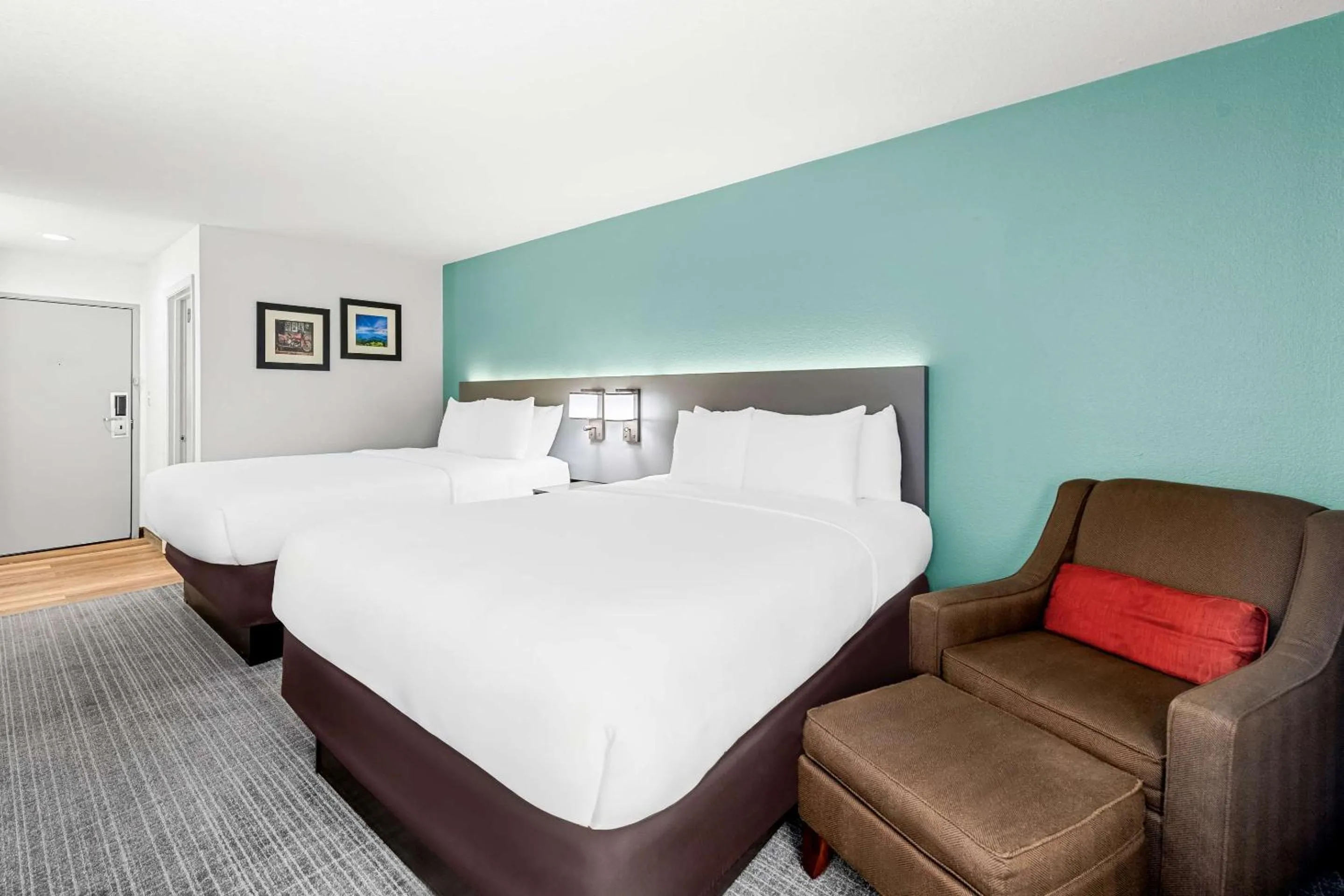 Bedroom, Bed in Comfort Inn near Great Smoky Mountain National Park