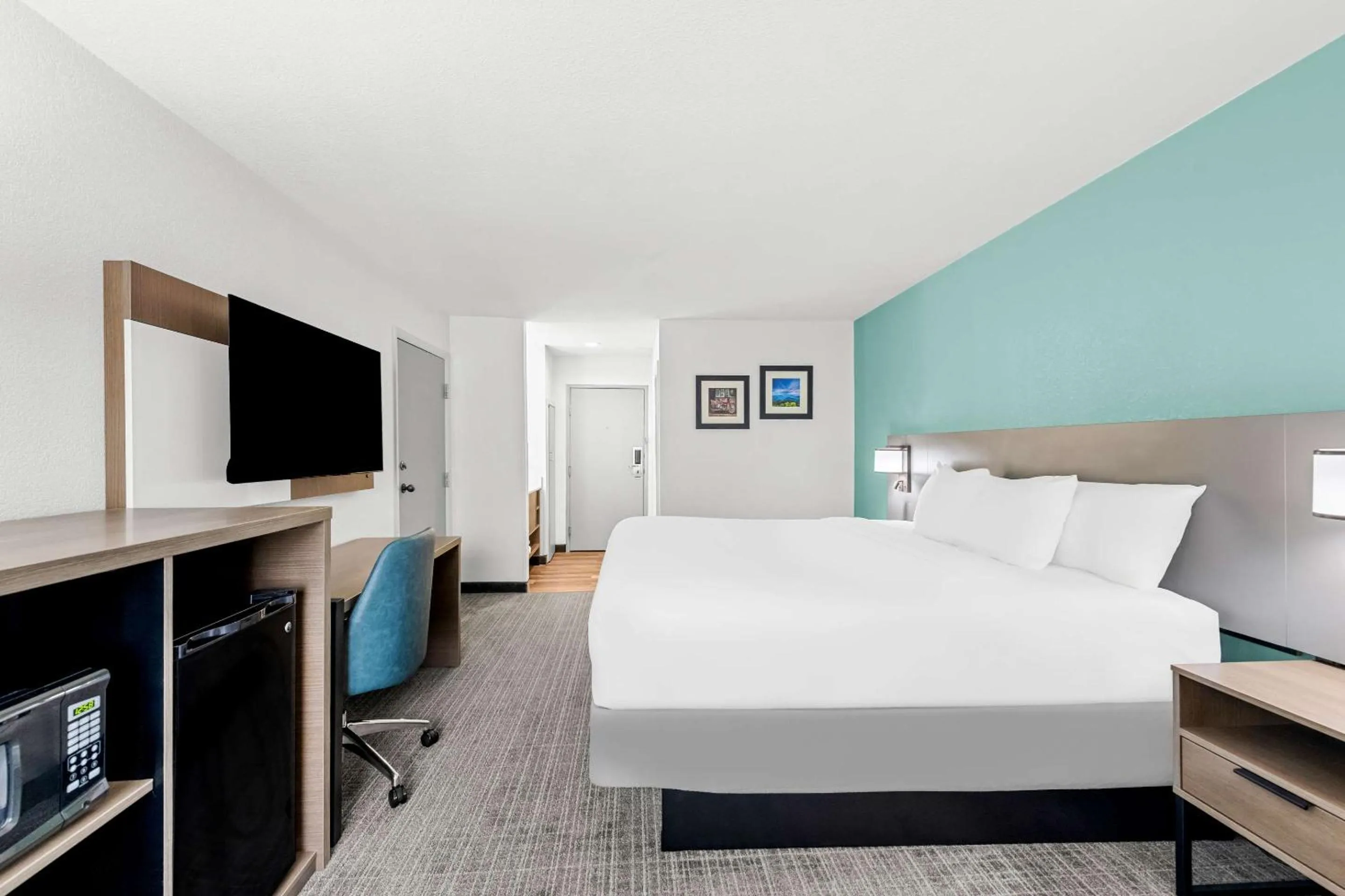 Bedroom, Bed in Comfort Inn near Great Smoky Mountain National Park