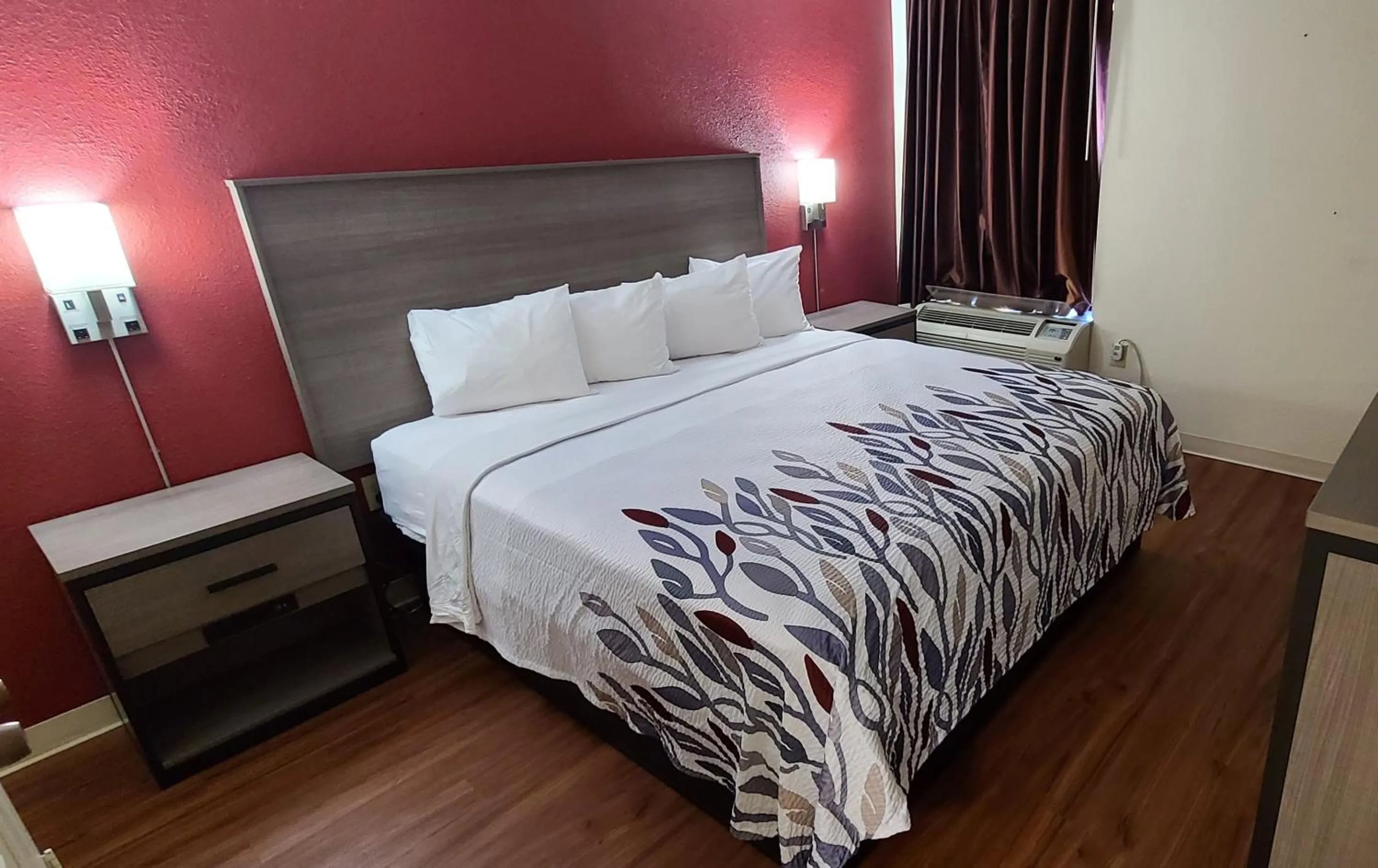 Photo of the whole room, Bed in Red Roof Inn & Suites Cornelius - Lake Norman