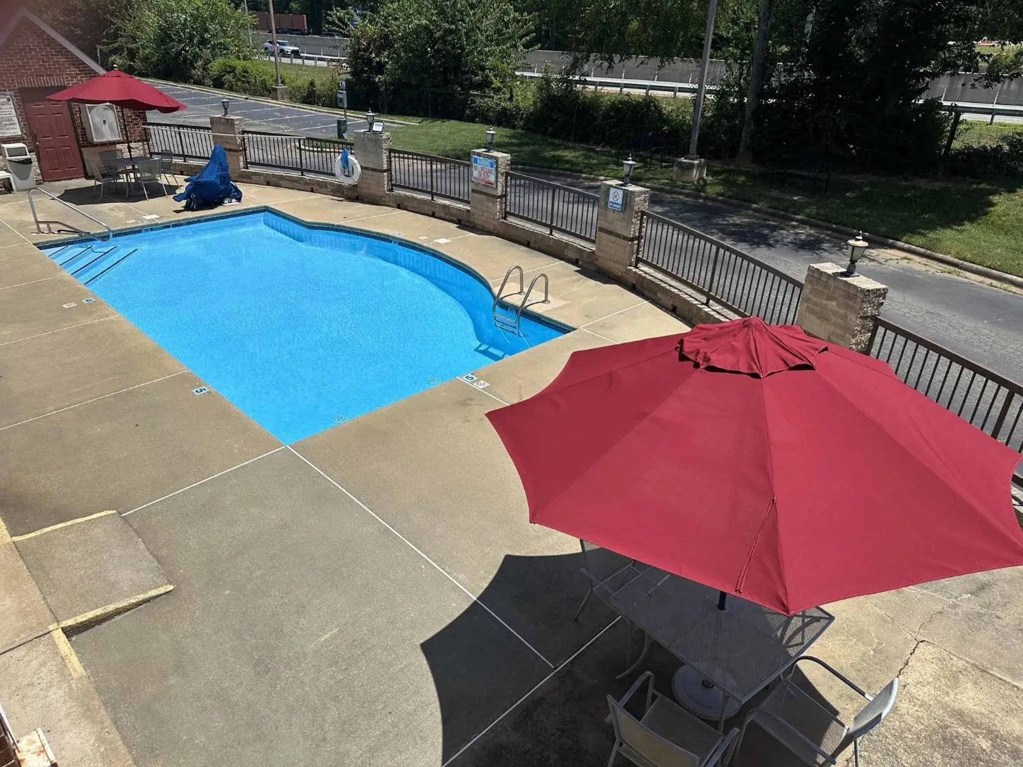 Swimming pool in Red Roof Inn & Suites Cornelius - Lake Norman Swimming pool in Red Roof Inn & Suites Cornelius - Lake Norman