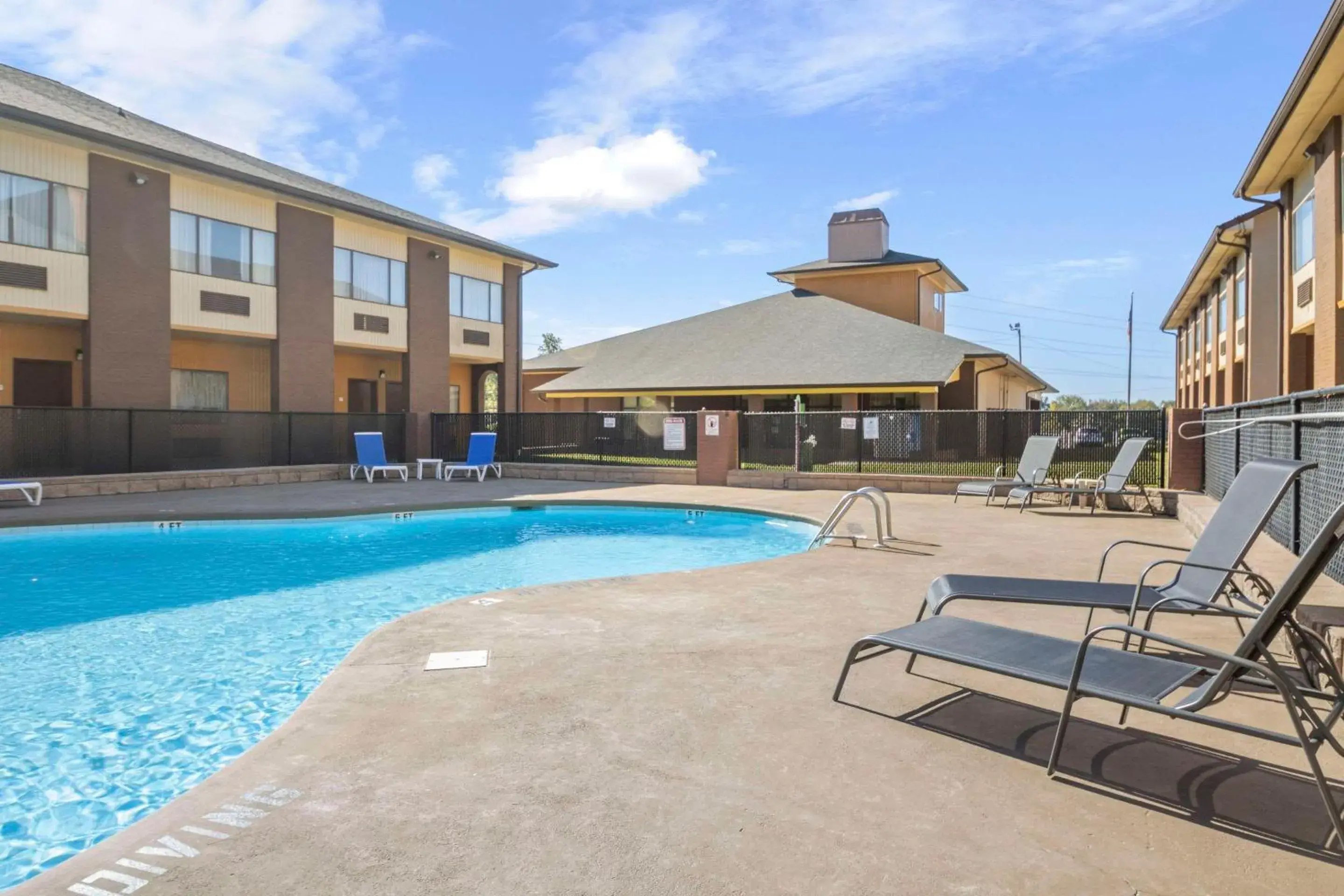Swimming pool in Quality Suites Hickory South Swimming pool in Quality Suites Hickory South