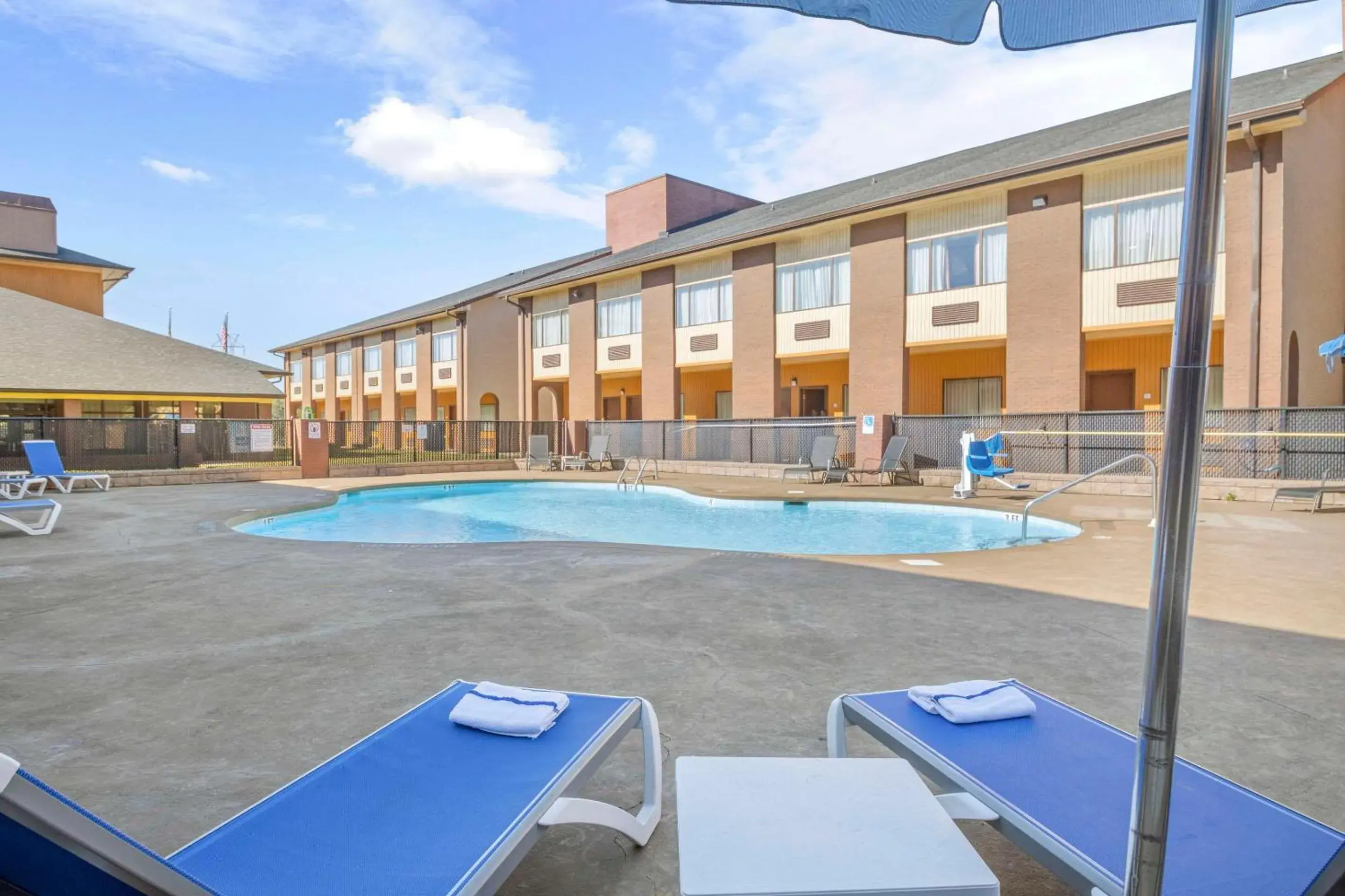 Swimming pool in Quality Suites Hickory South Swimming pool in Quality Suites Hickory South