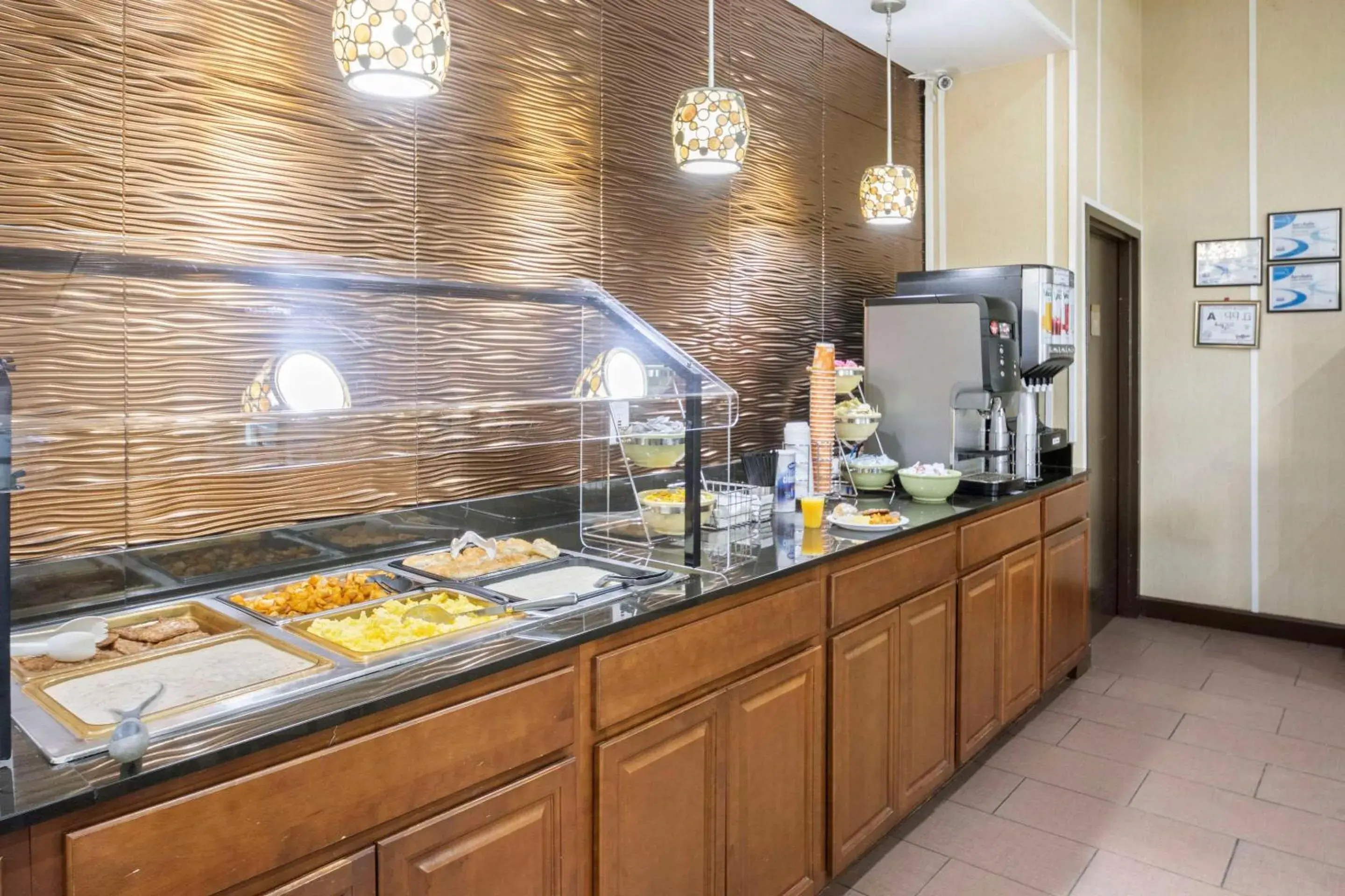 Breakfast in Quality Suites Hickory South Breakfast in Quality Suites Hickory South