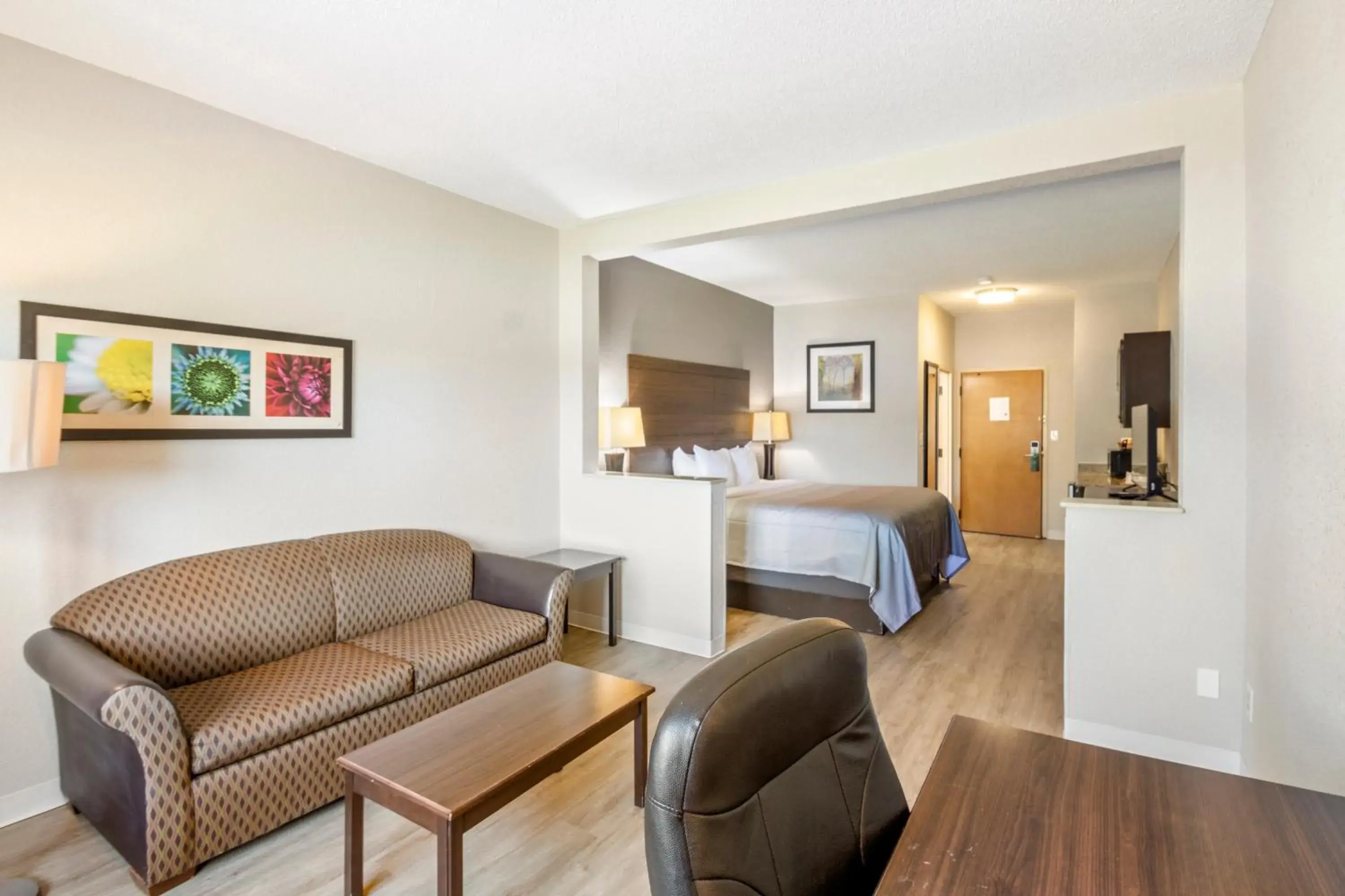 Seating area, Bed in Quality Suites Hickory South Seating area, Bed in Quality Suites Hickory South
