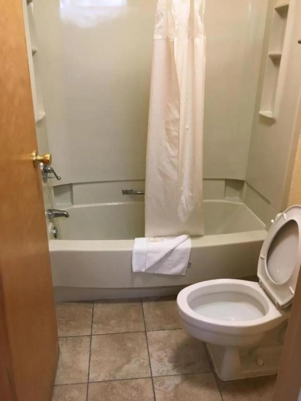 Bathroom in Quality Suites Hickory South