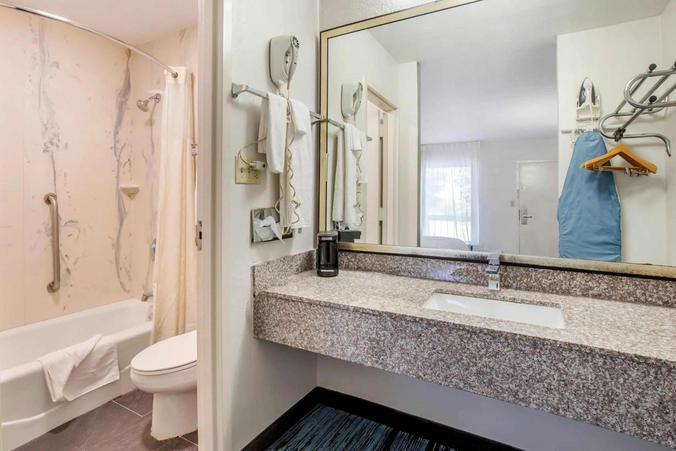 Bedroom in Quality Inn Mount Airy Mayberry