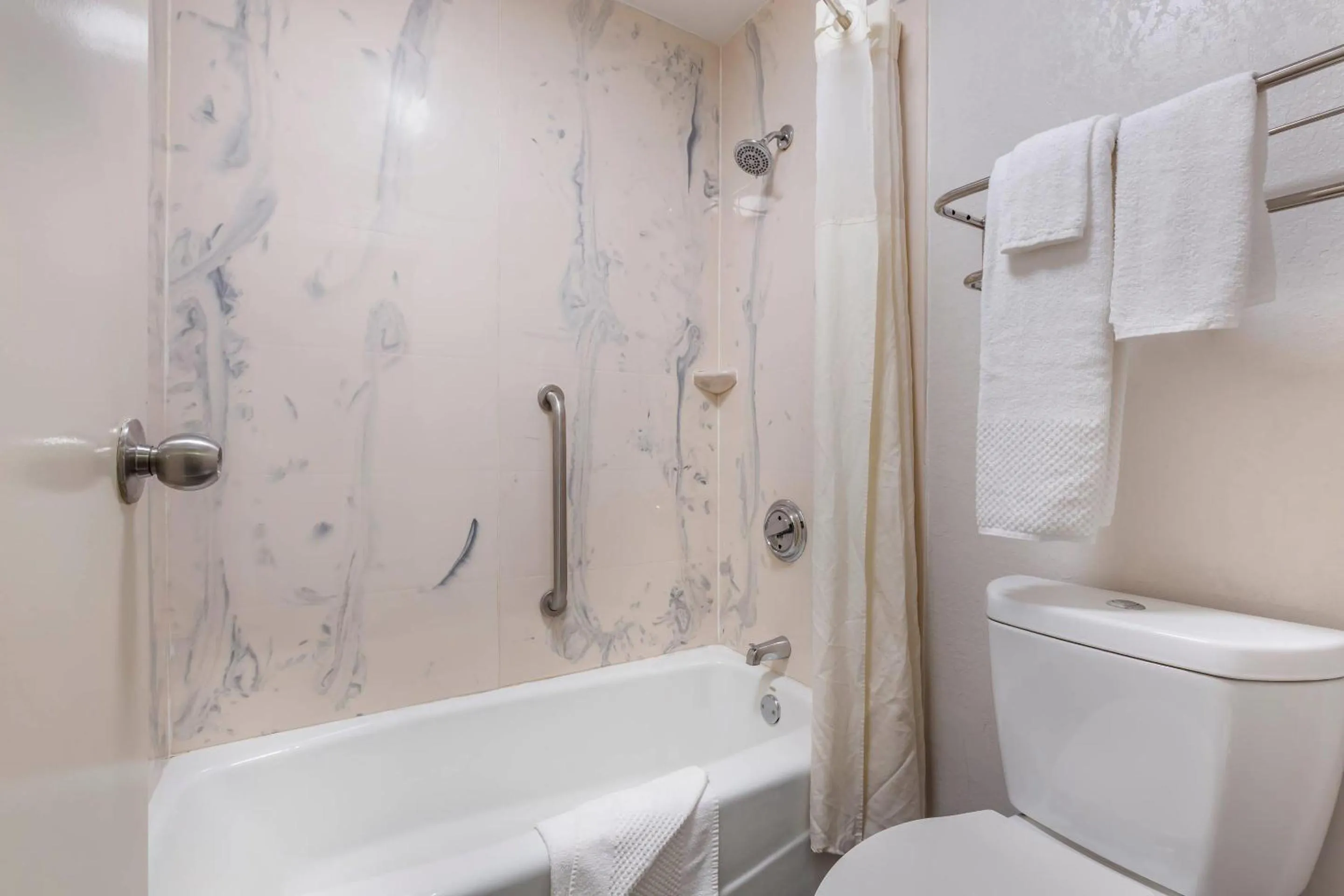 Bedroom in Quality Inn Mount Airy Mayberry