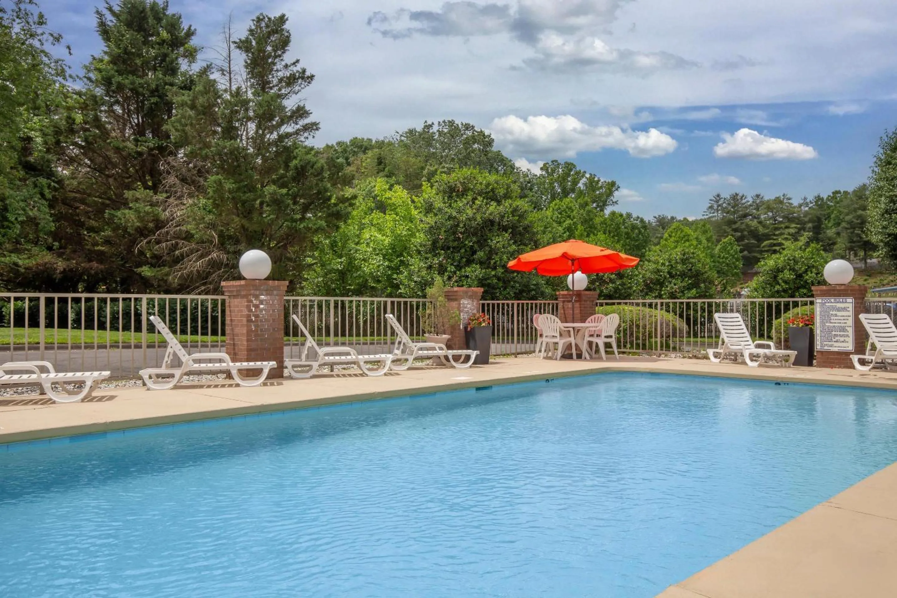 Swimming pool in Quality Inn Mount Airy Mayberry