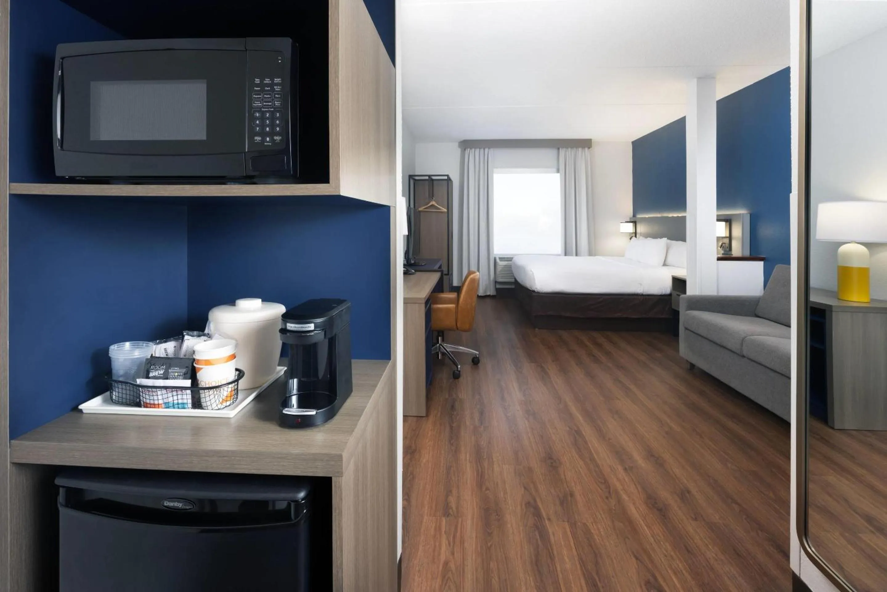 Bedroom, Bed in Comfort Suites Outlet Center