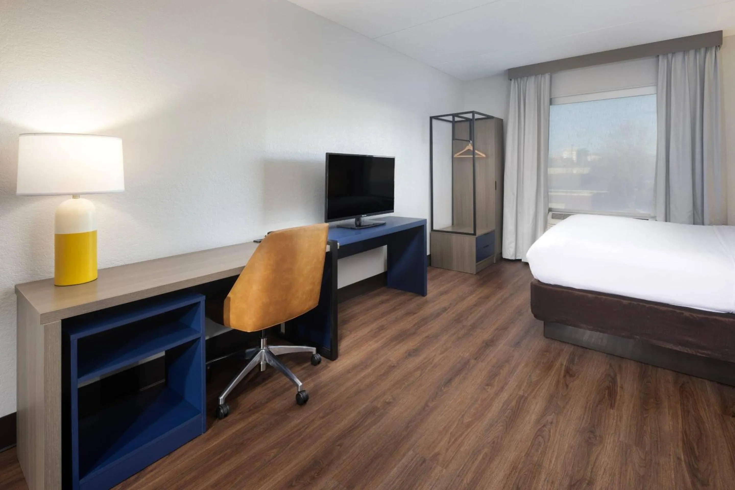 Bedroom, Bed in Comfort Suites Outlet Center