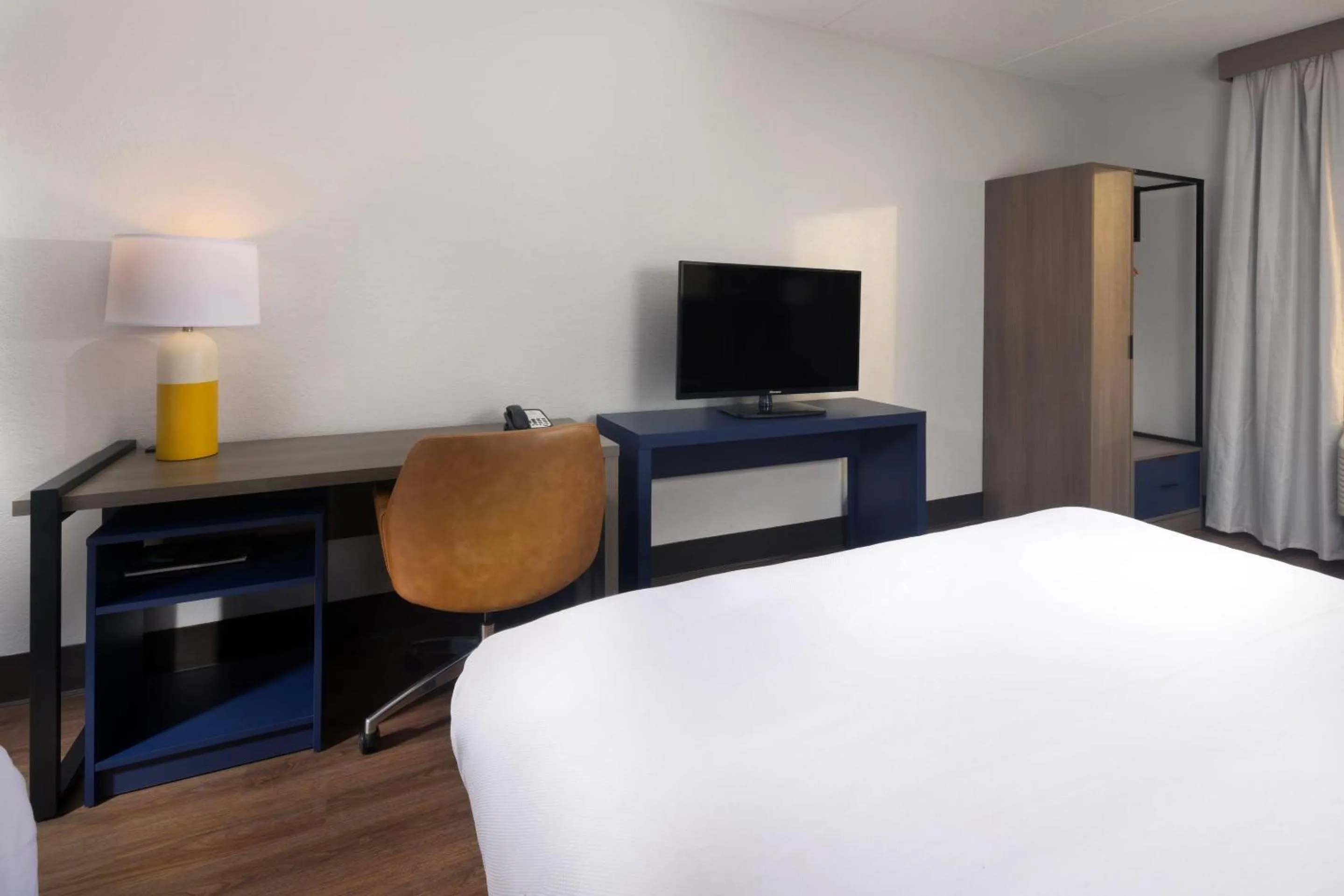 Bedroom, Bed in Comfort Suites Outlet Center
